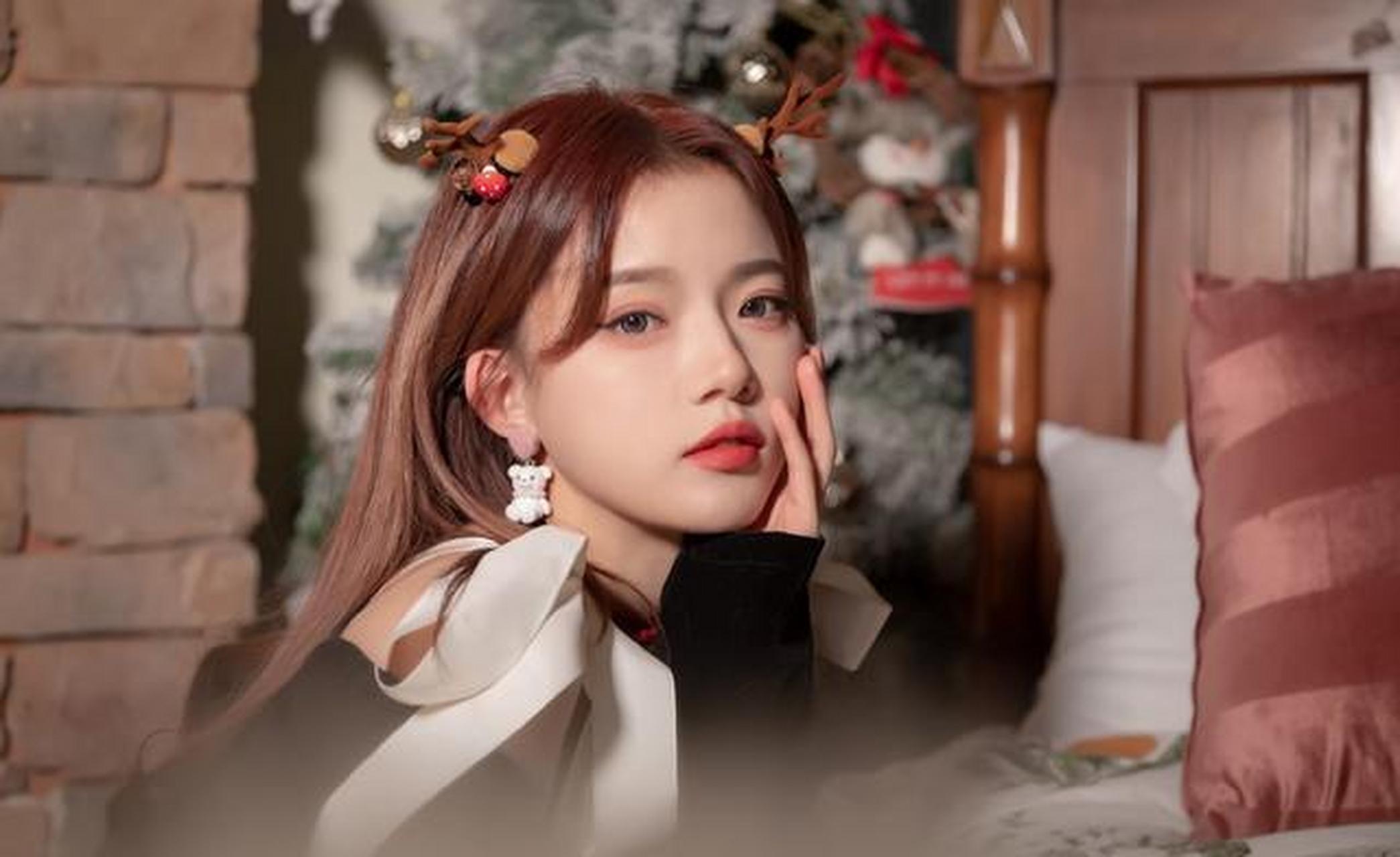 女团成员idft-杨允涵圣诞节迷人美照欣赏,好漂亮