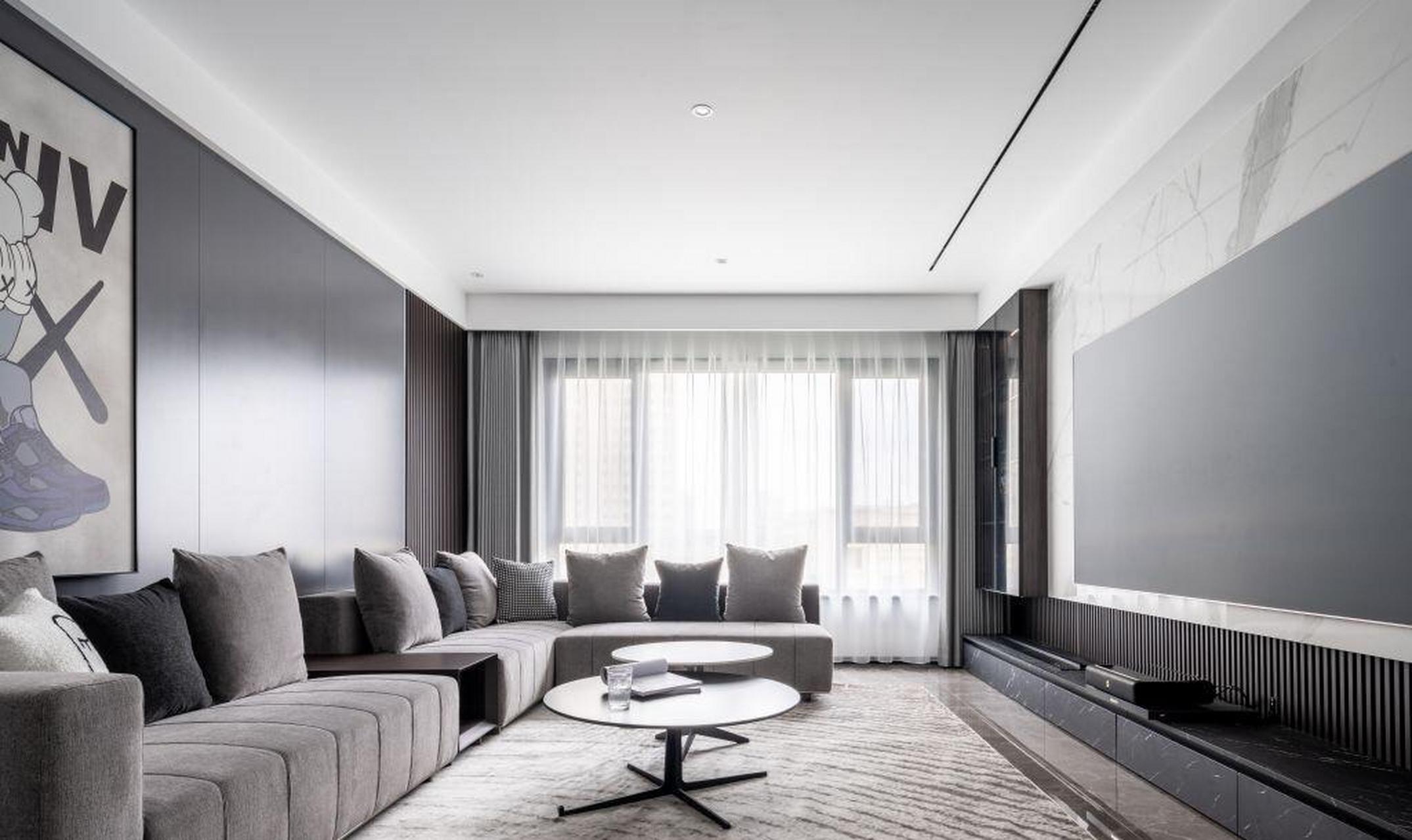 一例现代风格,木质冷灰色的护墙板,搭配静谧蓝灰的布艺沙发,大理石