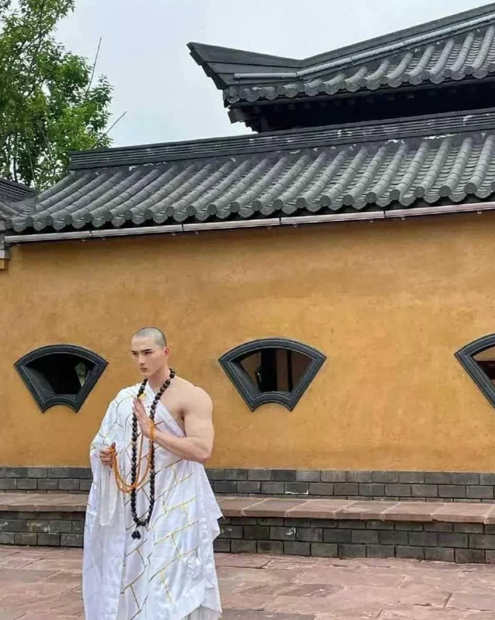 我不知道该怎么问,寺庙里的和尚都这么帅吗? 你有白袈裟吗?[抠鼻]