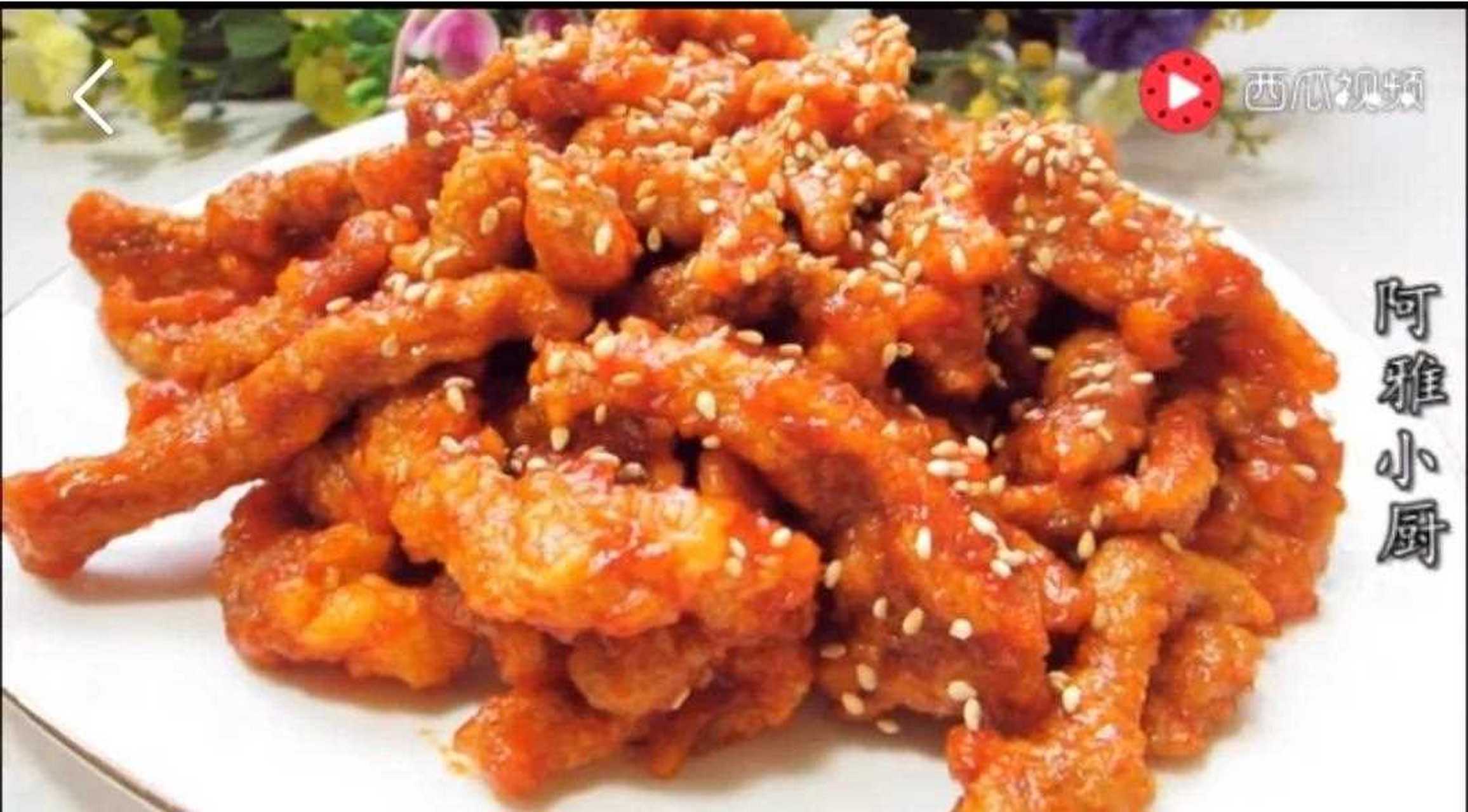 大家好,我是阿雅小厨,今天做了一道糖醋里脊,刚一上桌就被抢光了,爱吃