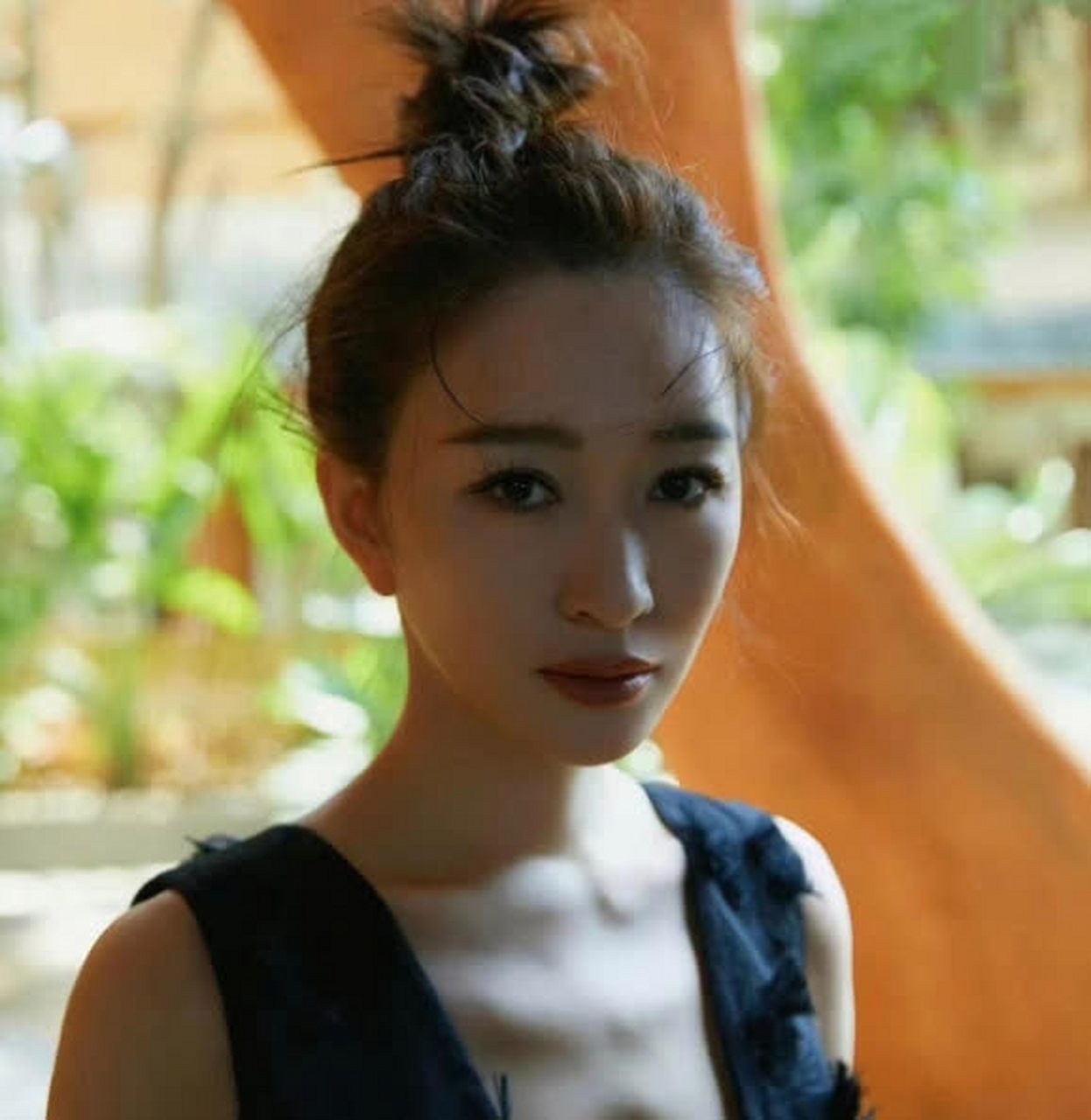 李萧然的锁骨瘦得骨头都露出来了.