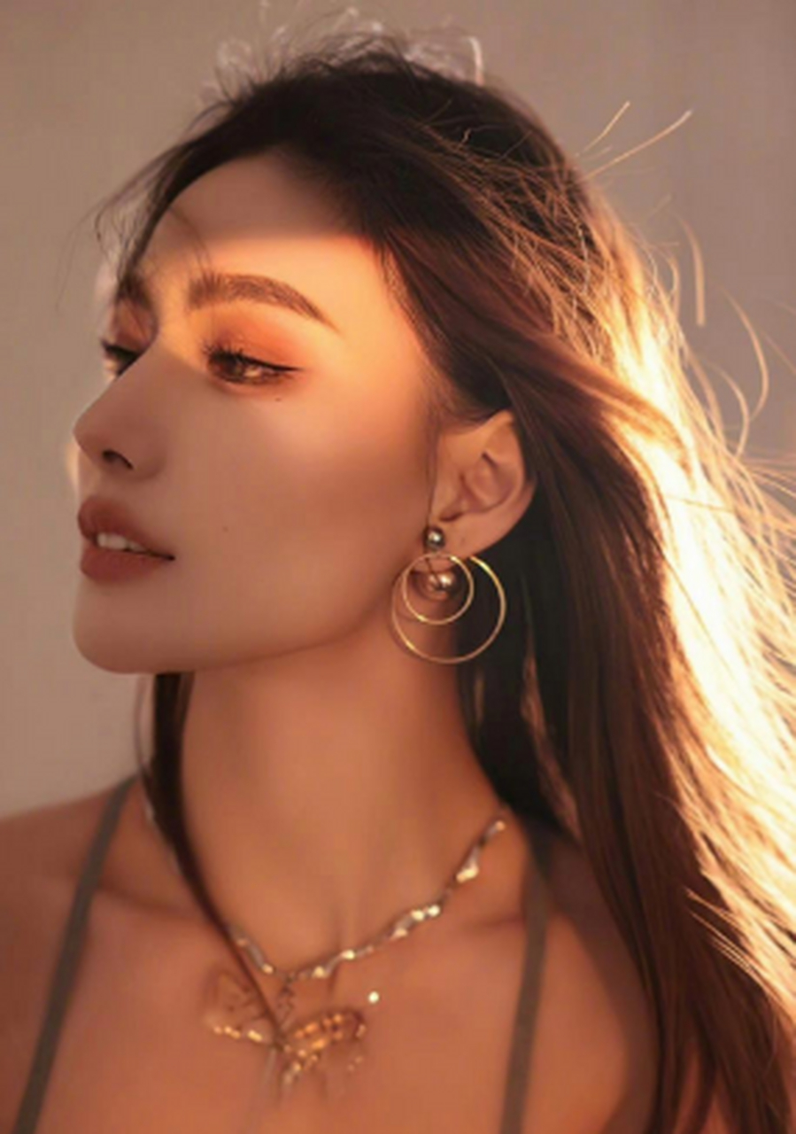 双瞳剪水 眉清目秀的女人