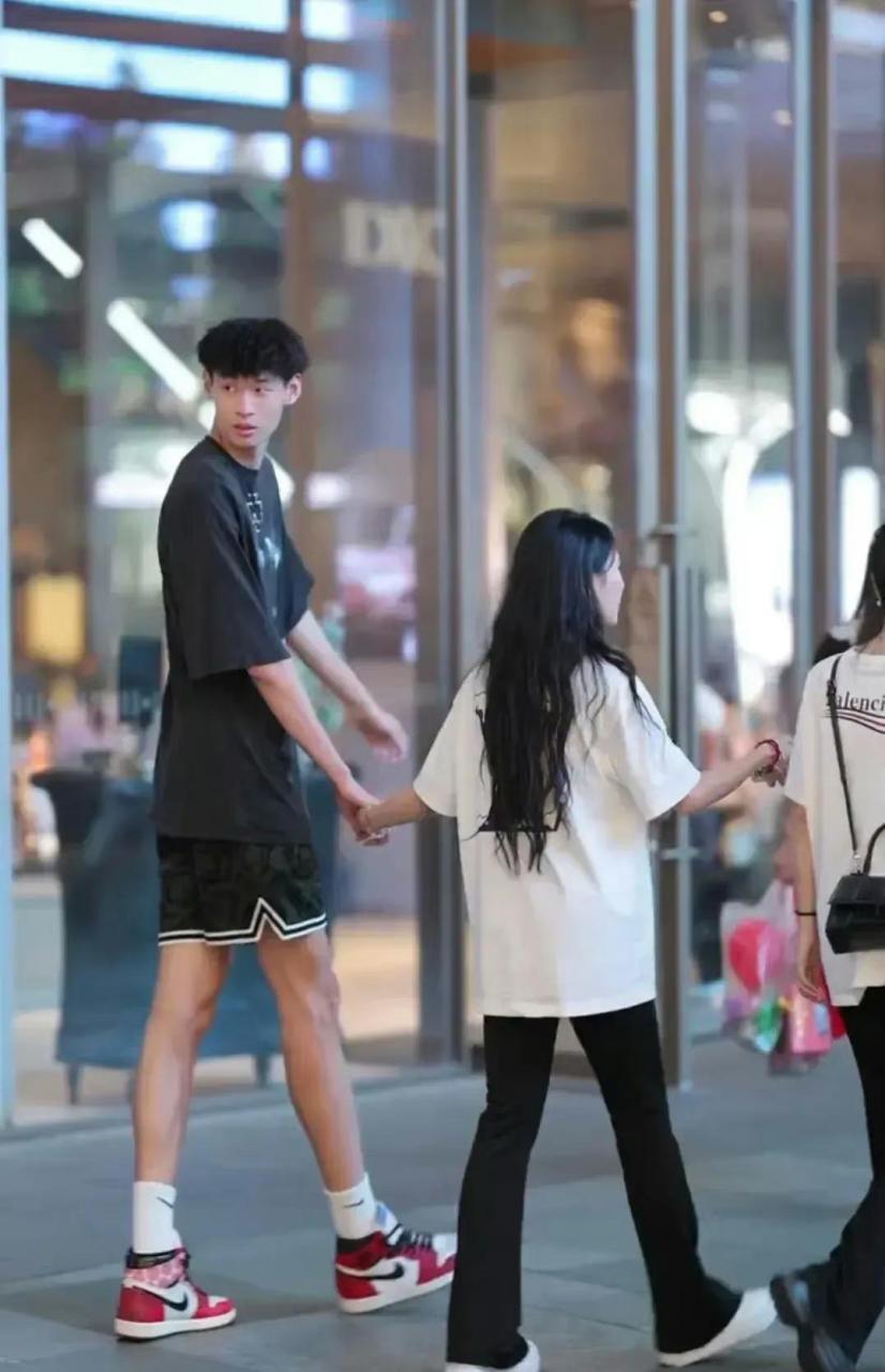 都是大高个!截然不同的选择!爱情的力量是很大滴![大笑]