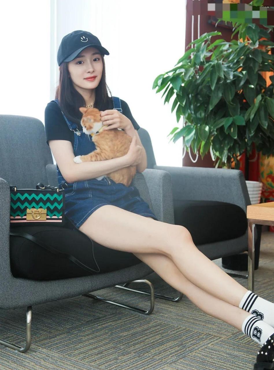 杨幂穿印花外套搭配牛仔裤大秀美腿 #娱乐