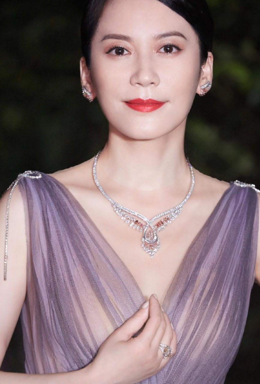 俞飞鸿身材真丰满,低胸礼服裙前凸后翘,52岁美到了骨子里.