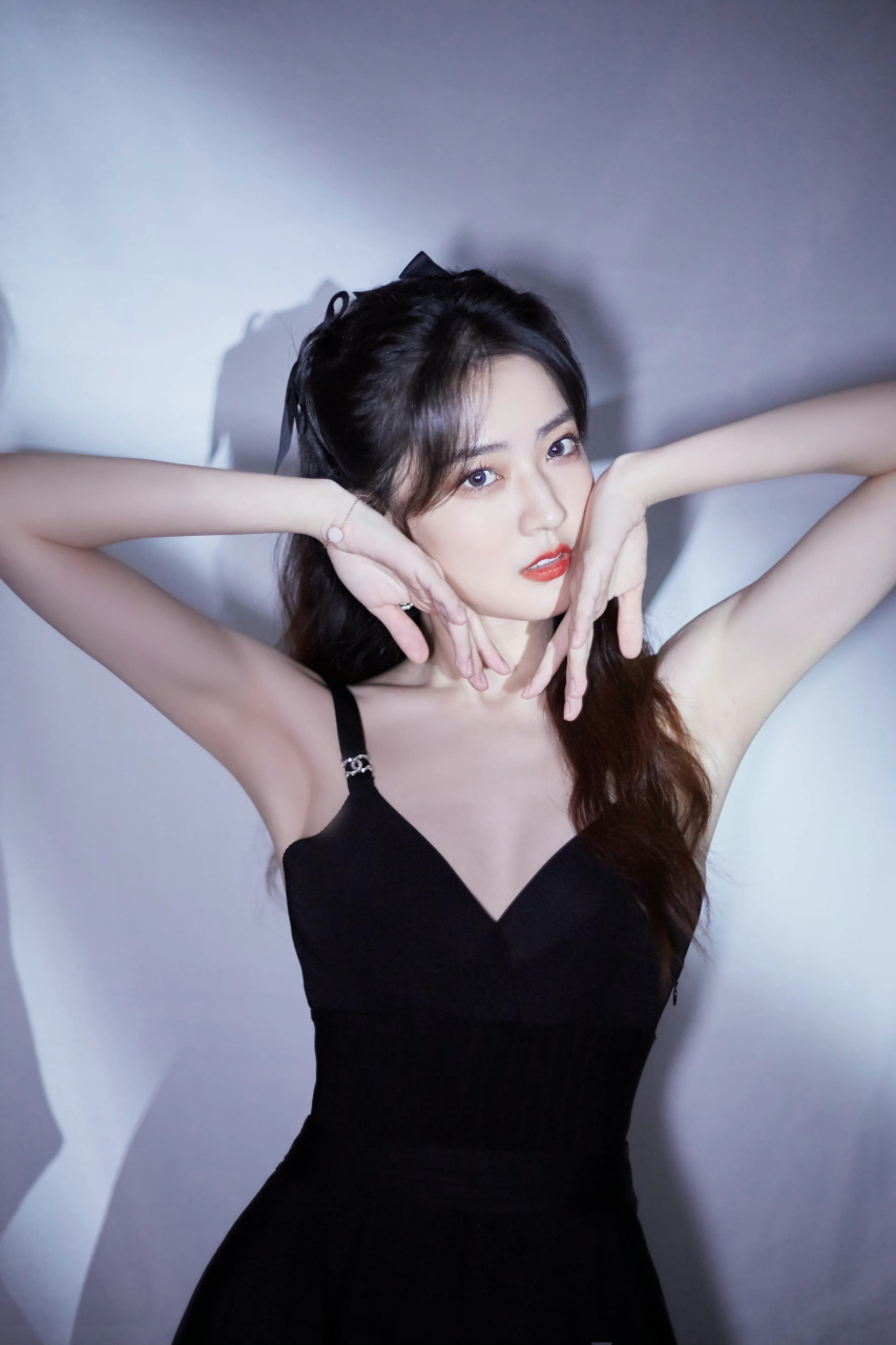 徐璐,光影绰绰,性感魅惑![鲜花]#气质美女# #性感美女