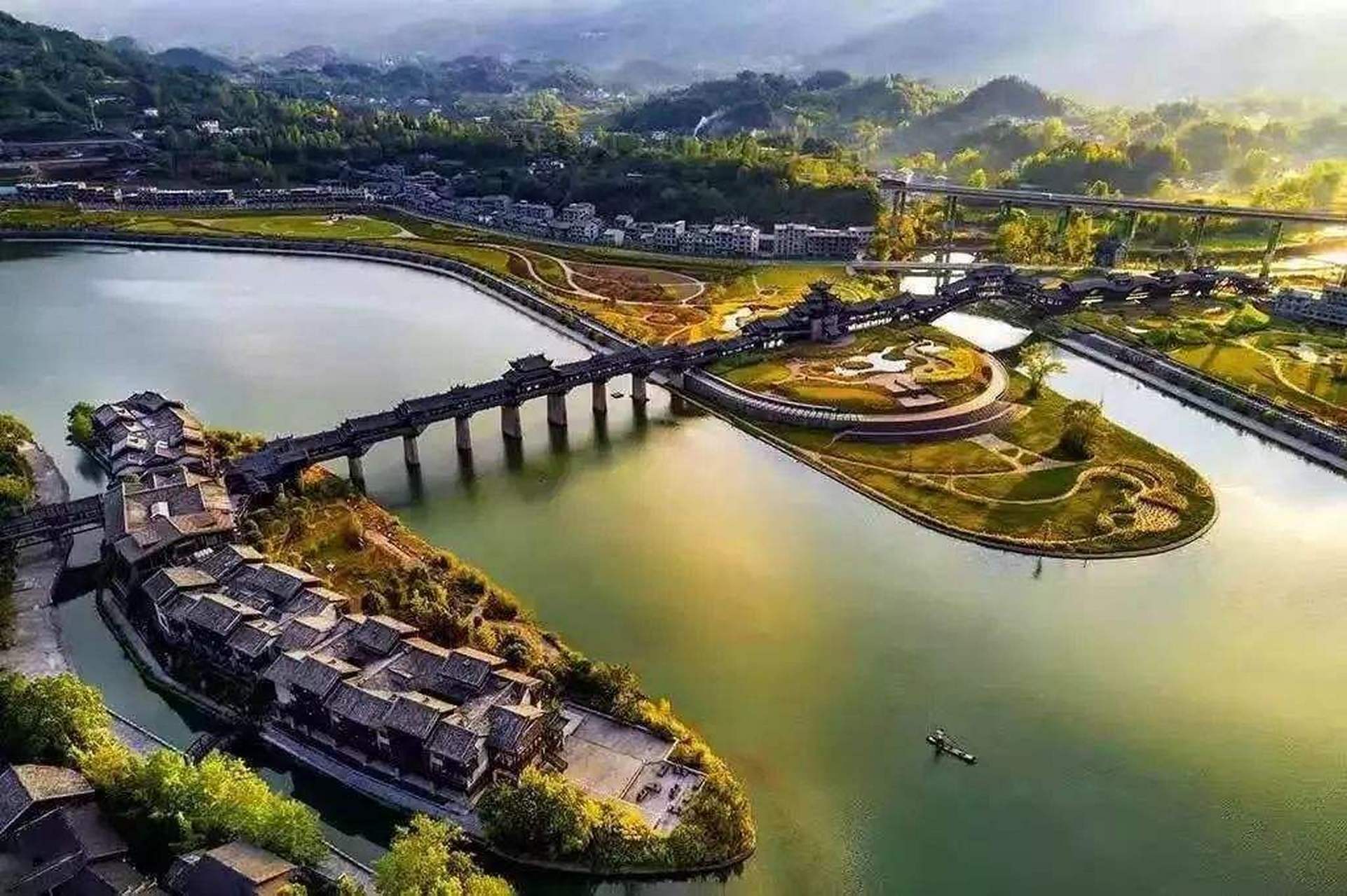 登高远望,城市大峡谷恰似一条绿色丝绦,将黔江老城新城"缝合"在一起