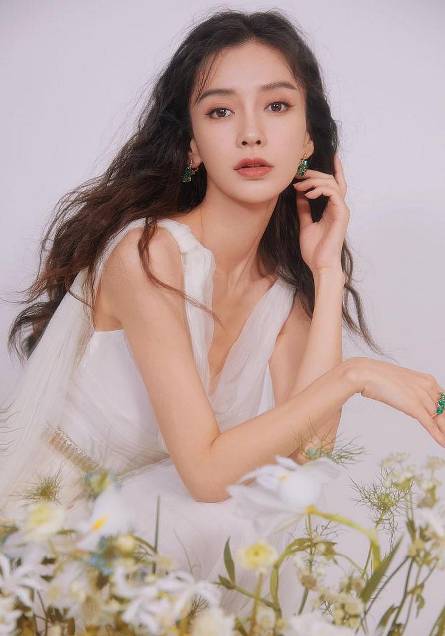 angelababy白色纱裙造型宛若仙子 波浪披肩发笑容甜美