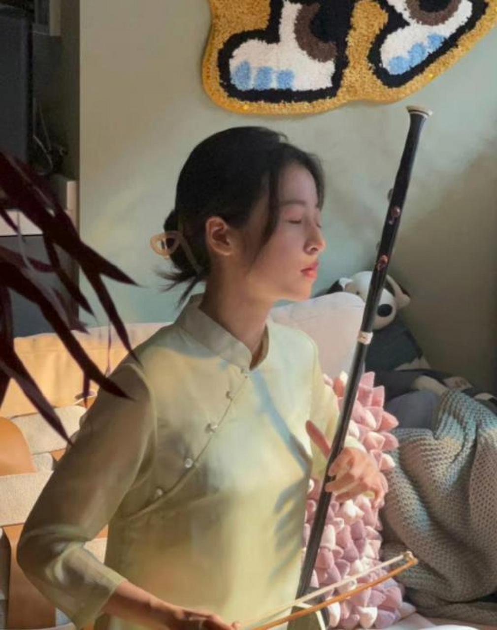 周予同刚恋爱,周予同梁有安,戴眼镜的可爱宝,老板还真会拉二胡