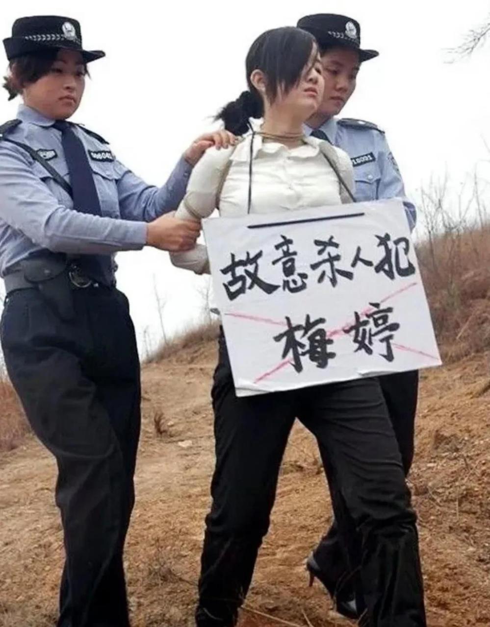 一个故意杀人犯,被五花大绑绑着,即将被带到刑场.