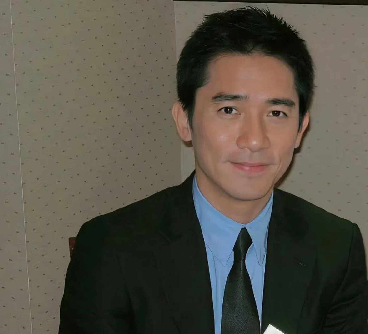 九月动态激励计划# 梁朝伟,从娃娃抓起,那双眼睛就像浸透了深情的