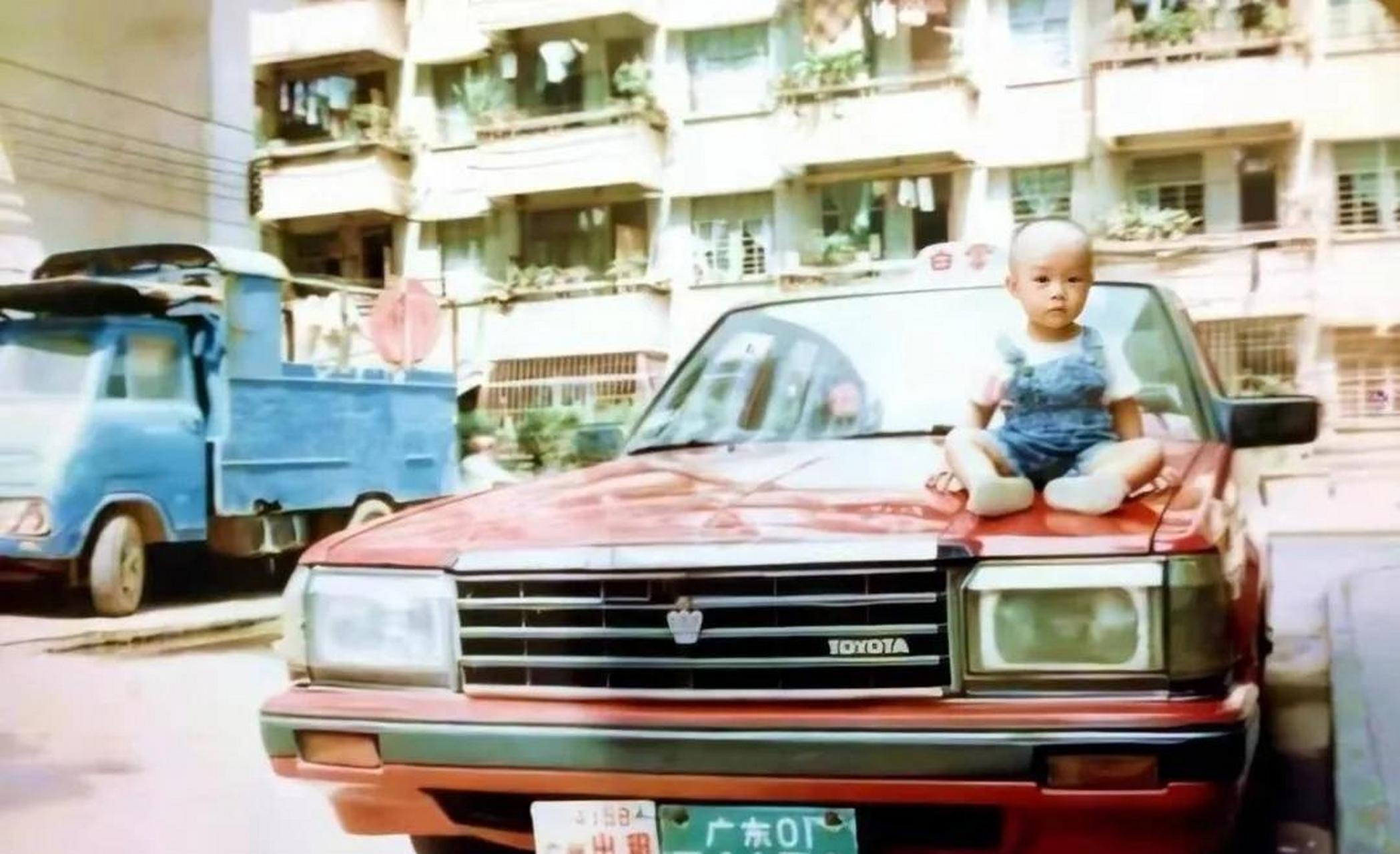 90年代在廣州拍攝的照片,照片中可以看到一名小孩坐在出租車上,這輛