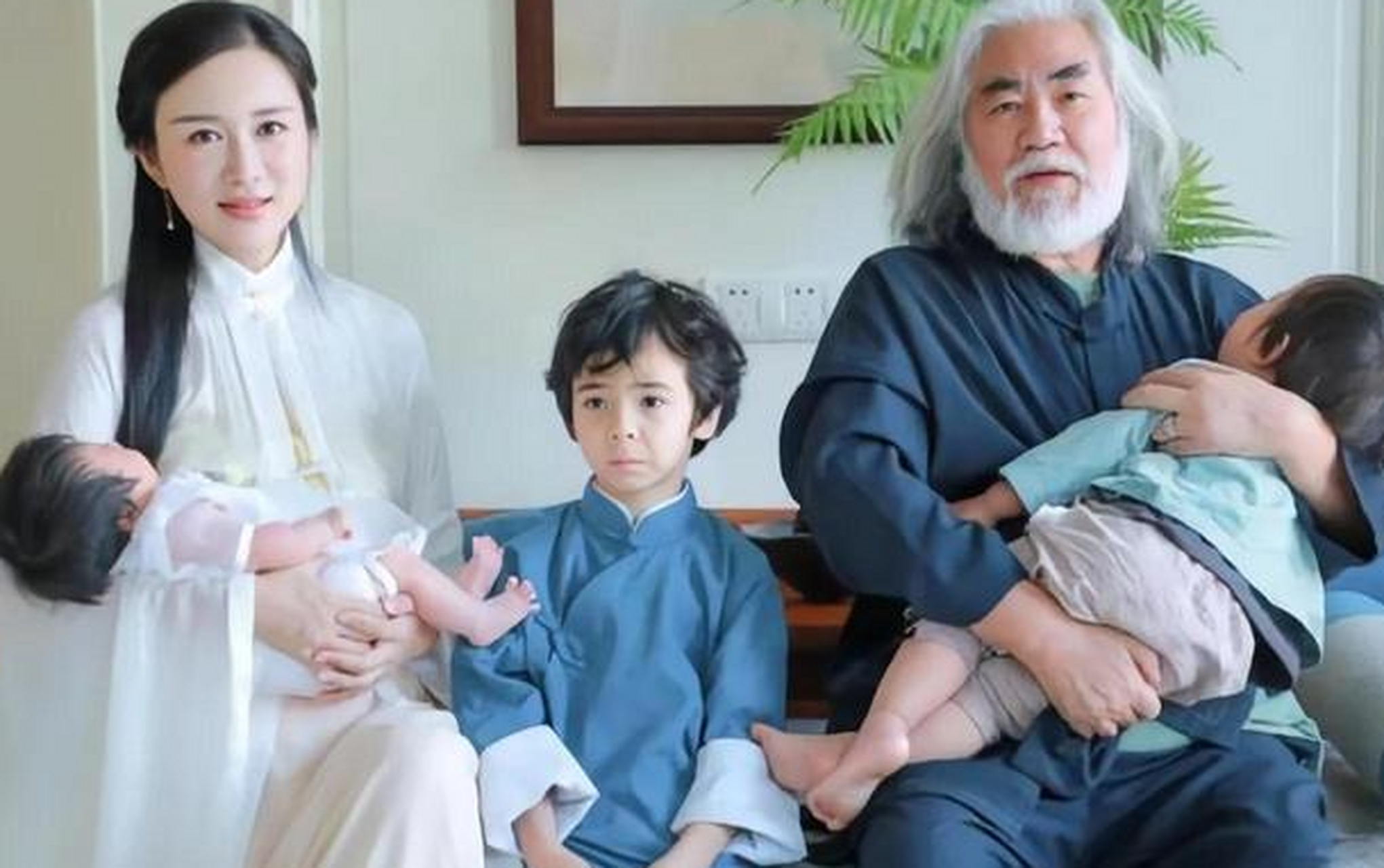 张纪中和他的妻子杜星霖的照片在近期引发了人们的关注.