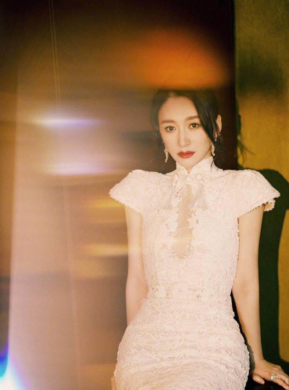 李小冉穿中式旗袍装,身材曲线一览无余.