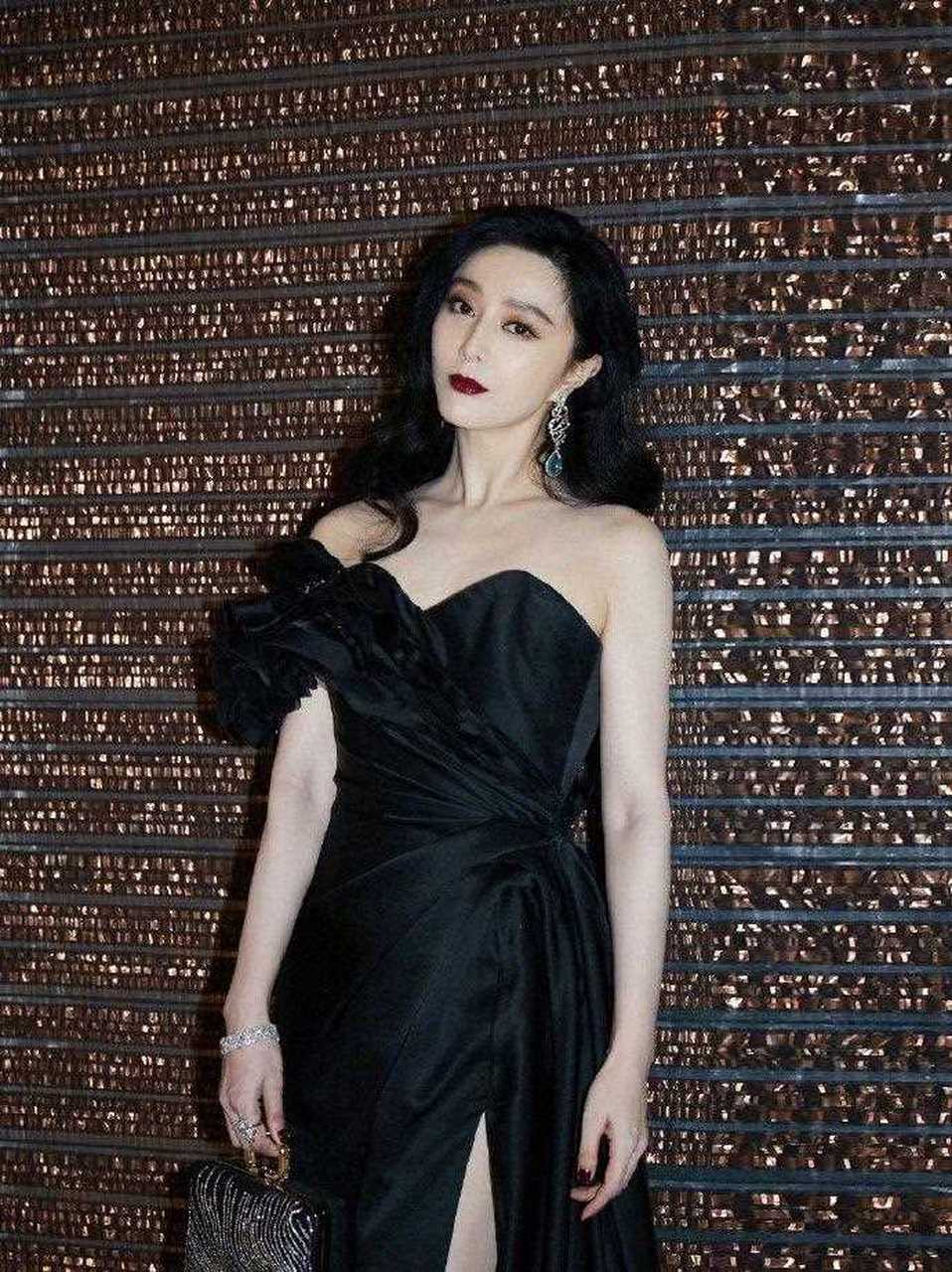 范冰冰在澳门出席华鼎奖 一席黑色的开衩抹胸礼裙,暗红色的口红十分