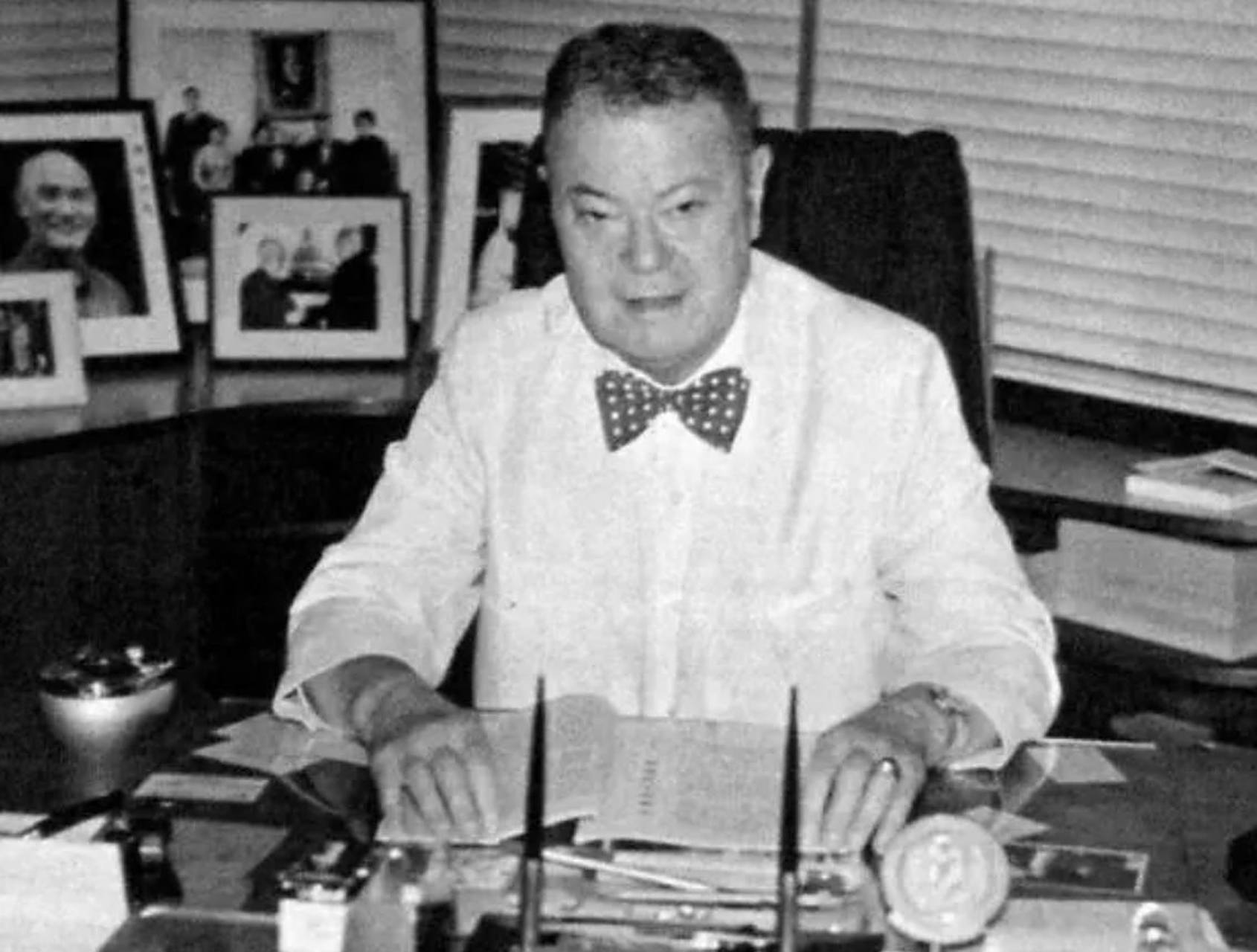 他叫何世礼,是香港首富的儿子,跟张学良关系很好,放弃军队官职,回家