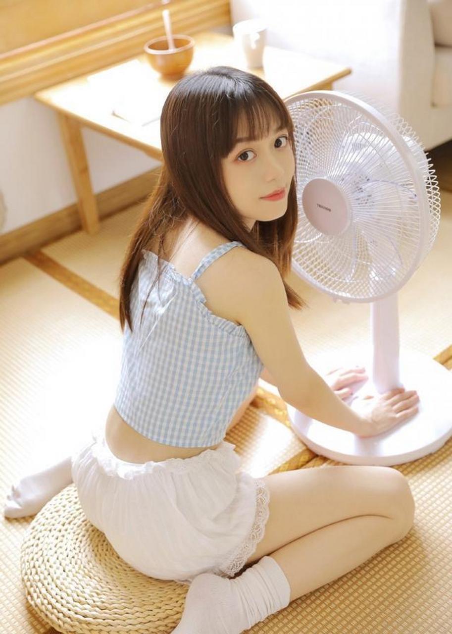 清新脱俗的长发美少女 日常生活照