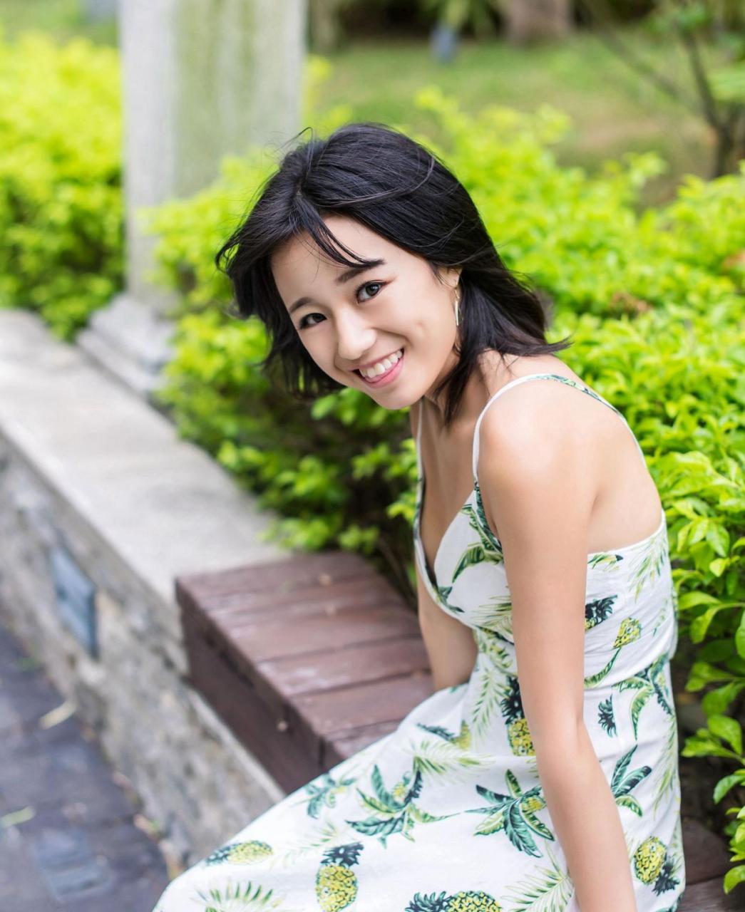 户外清新唯美人像摄影,可爱甜美的长发女孩.