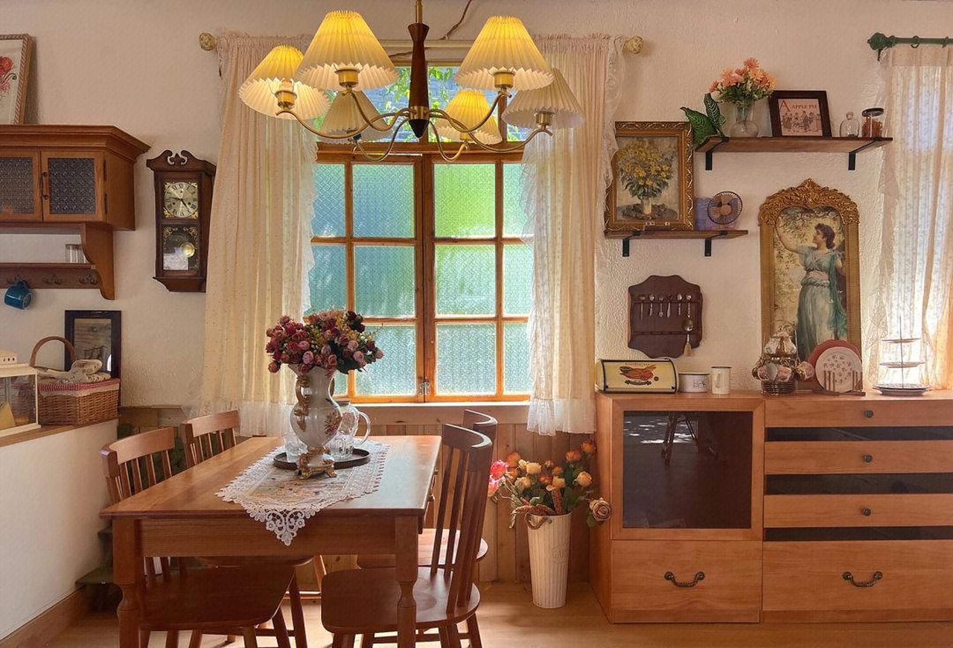 复古原木田园风客餐厅,农村老宅改造 1[微风]  餐厅靠窗,使用的是海棠