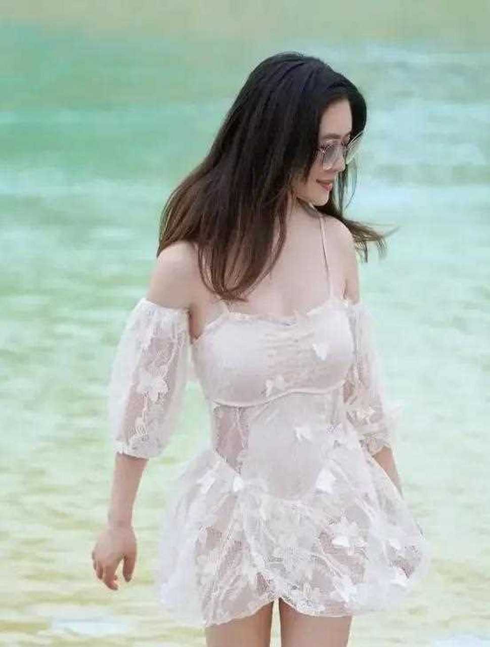 47岁田海蓉穿白色蕾丝泳装高调出游!