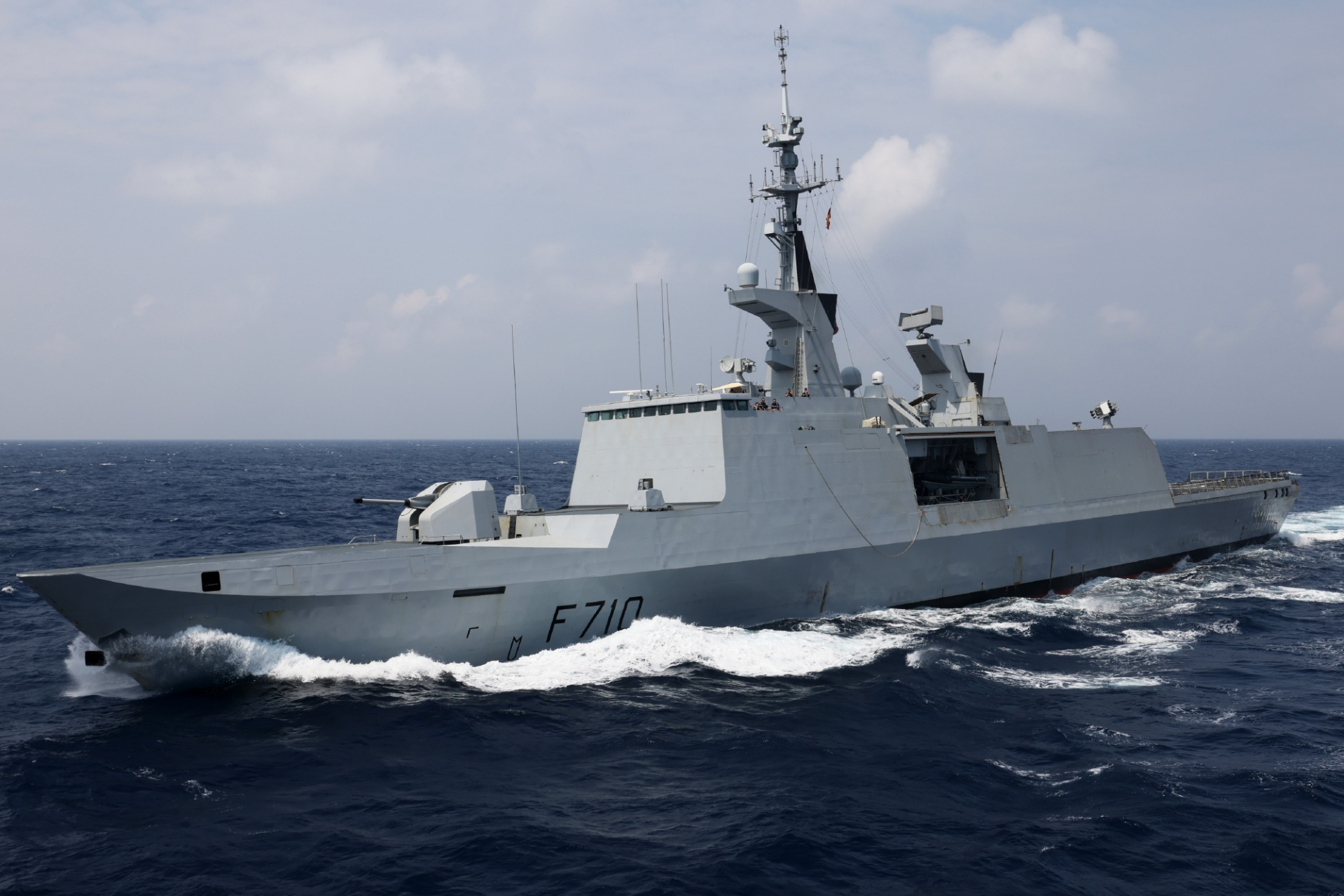 法国海军的拉斐特级隐形导弹护卫舰,这是上世纪90年代的明星战舰,今天