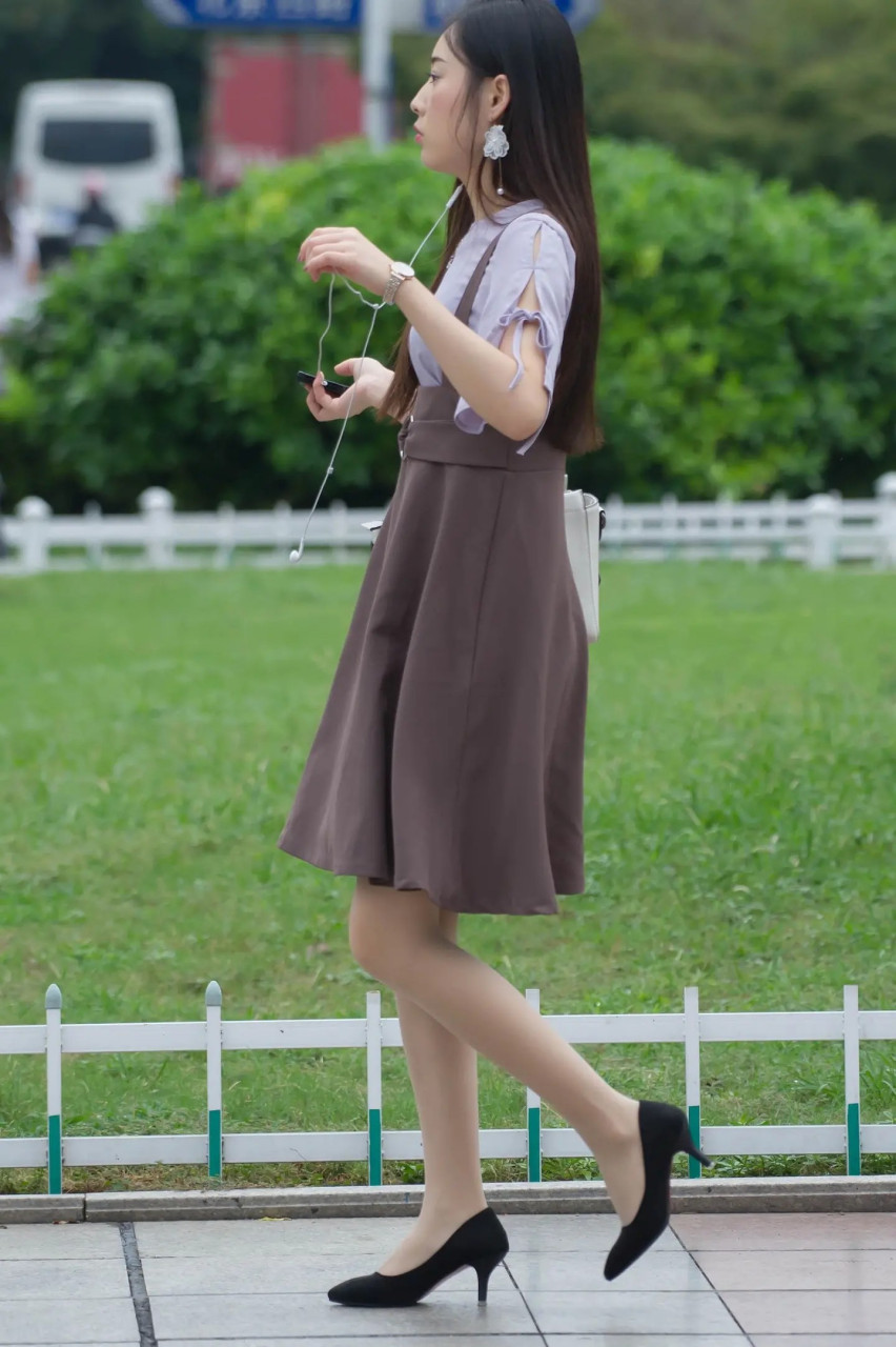 公园肉丝美女#高清美女# #时尚街拍# #街拍看穿搭# #街拍美女