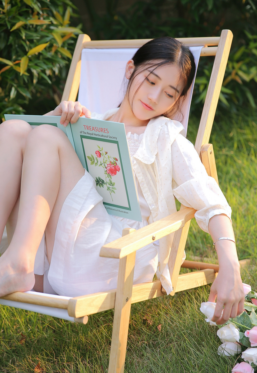 阳光下的邻家女孩,漂亮脸蛋精致侧颜