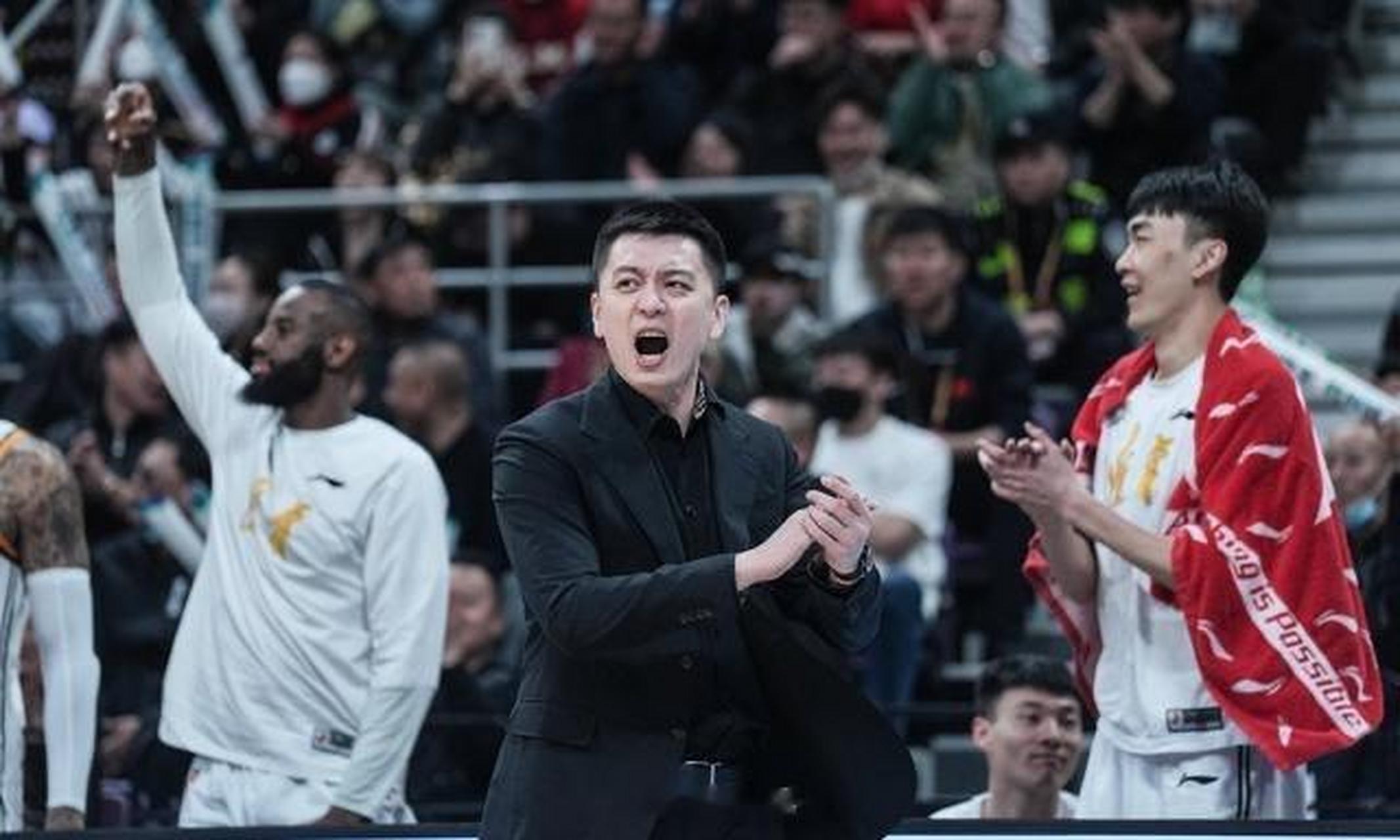 辽宁男篮主教练杨鸣近日在直播中表示:这个休赛期将出国学习,继续