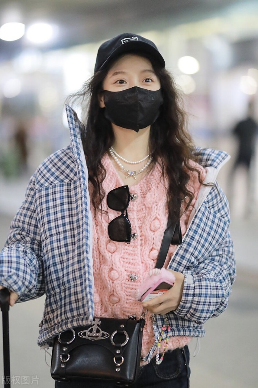 姜贞羽机场街拍 格纹羽绒服 粉色绞花毛衣 牛仔裤甜美率性