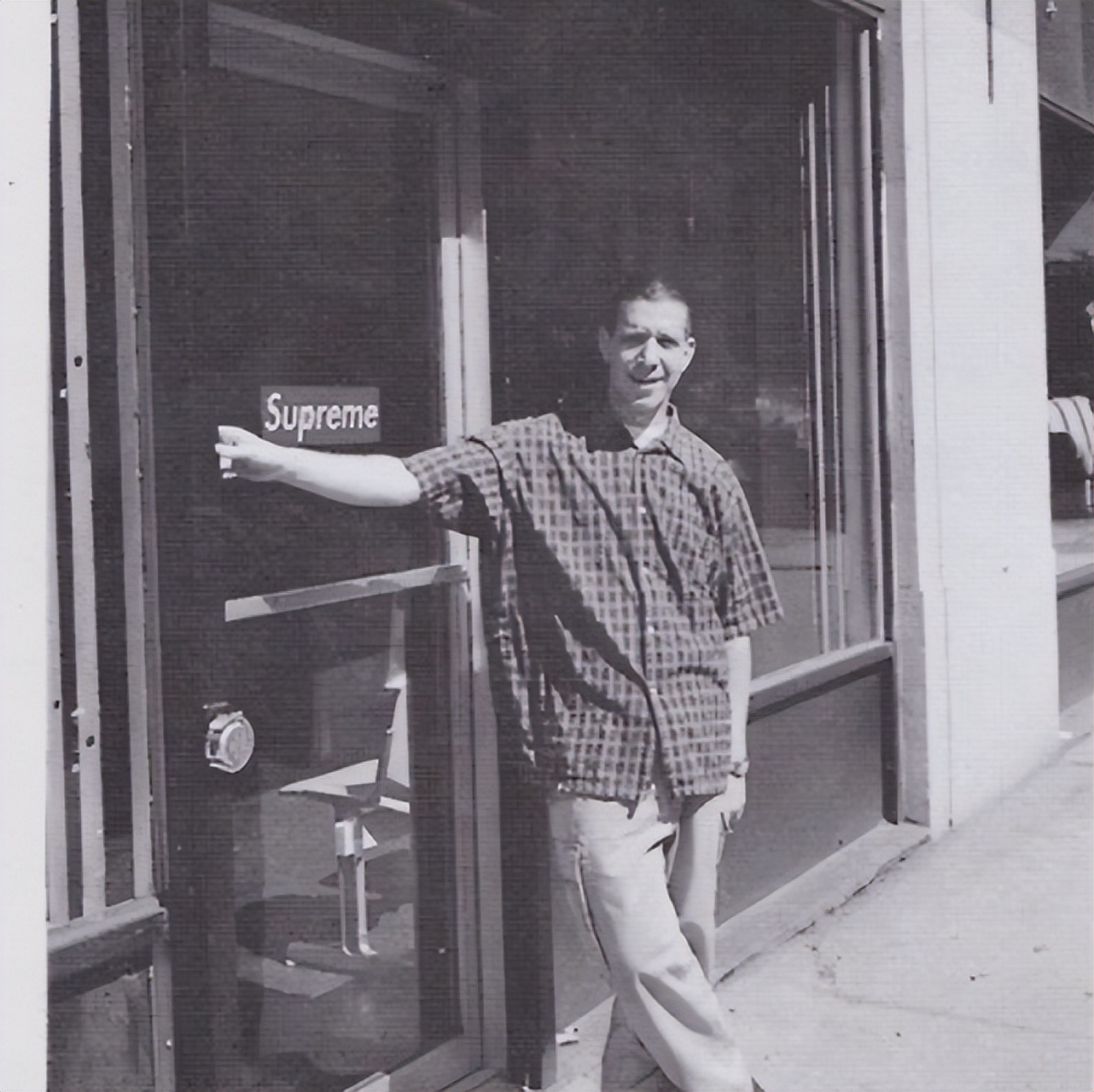 1994年,年轻的james jebbia,站在美国纽约拉法叶街的一家店铺门口,留