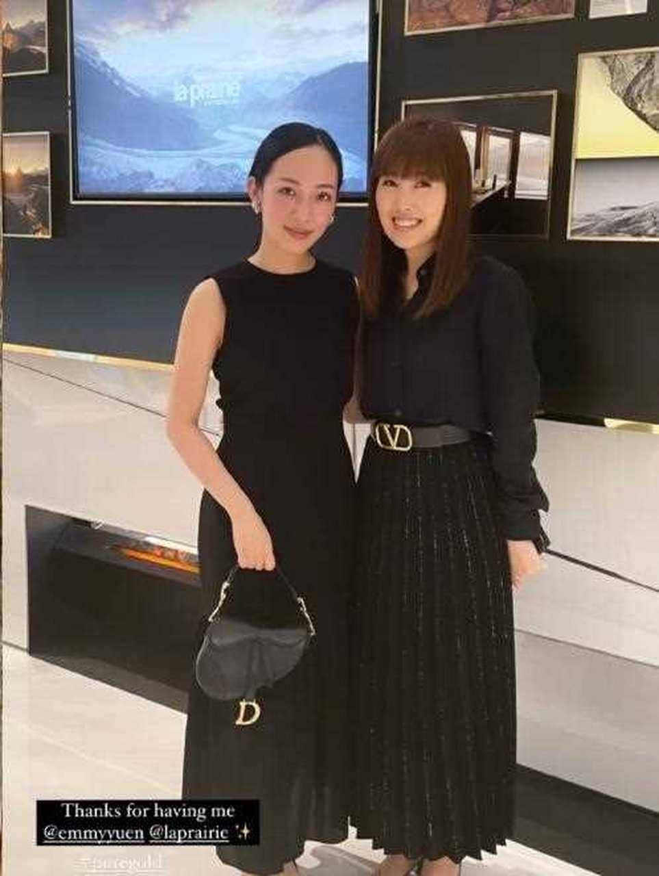 郭晶晶小姑子霍咏诗久违晒美照,一袭无袖小黑裙手里拎着精致手包,气质