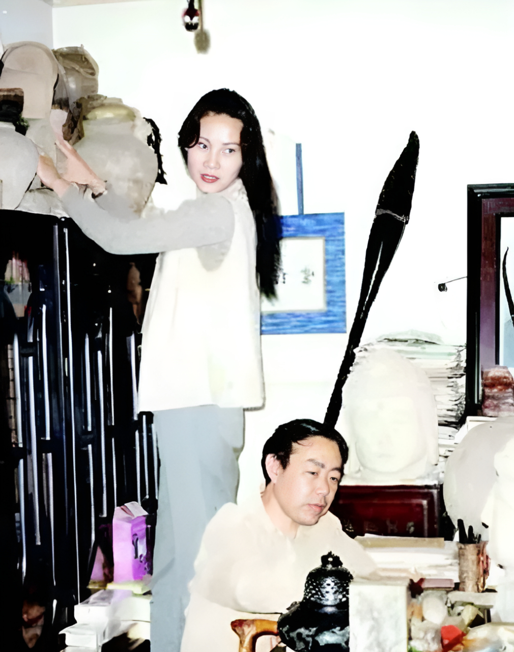 1992年,贾平凹和新婚妻子郭梅在西安家里的书房拍了一张生活照!