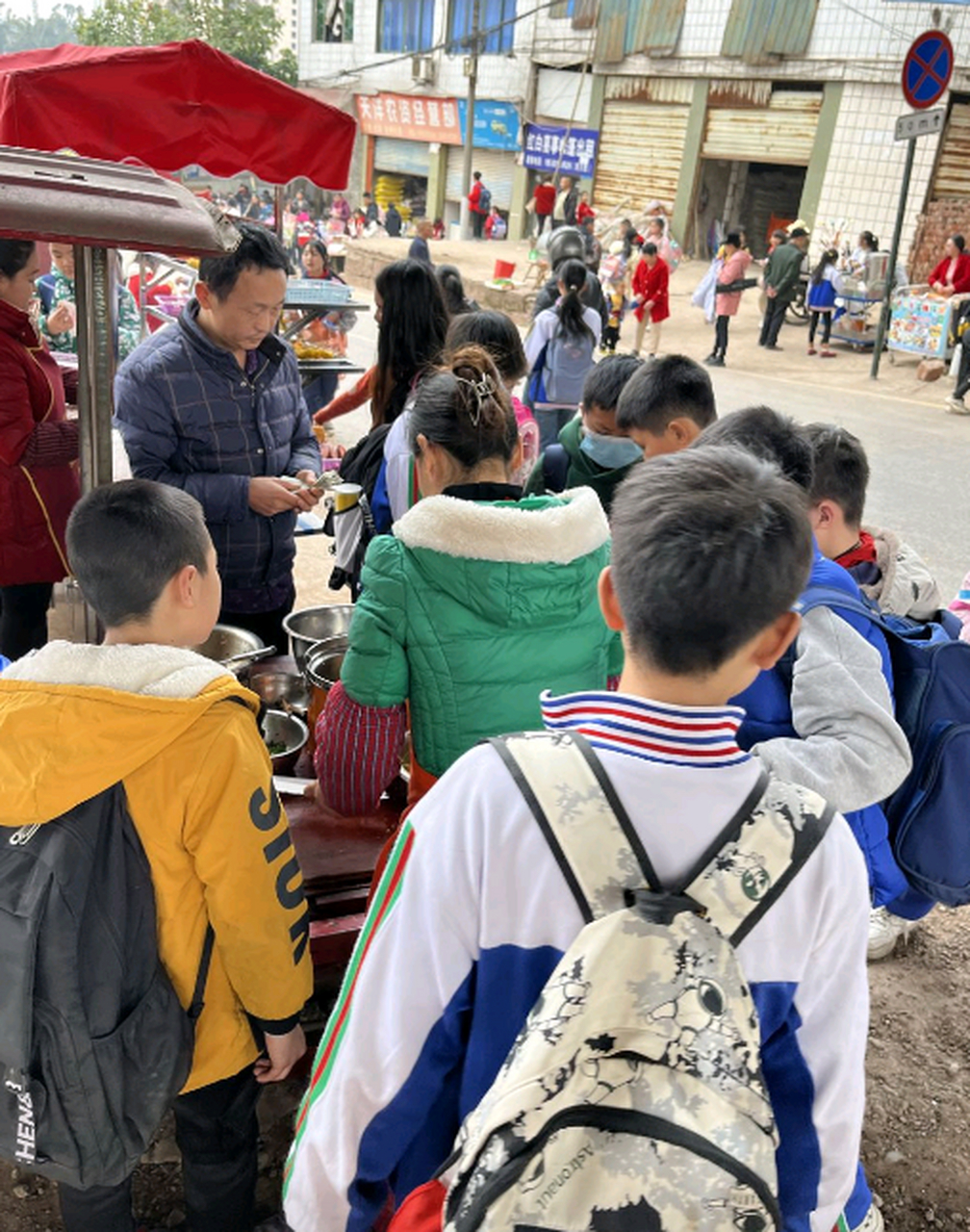 学校活动摆摊卖什么好(学校活动摆摊卖什么好一点)