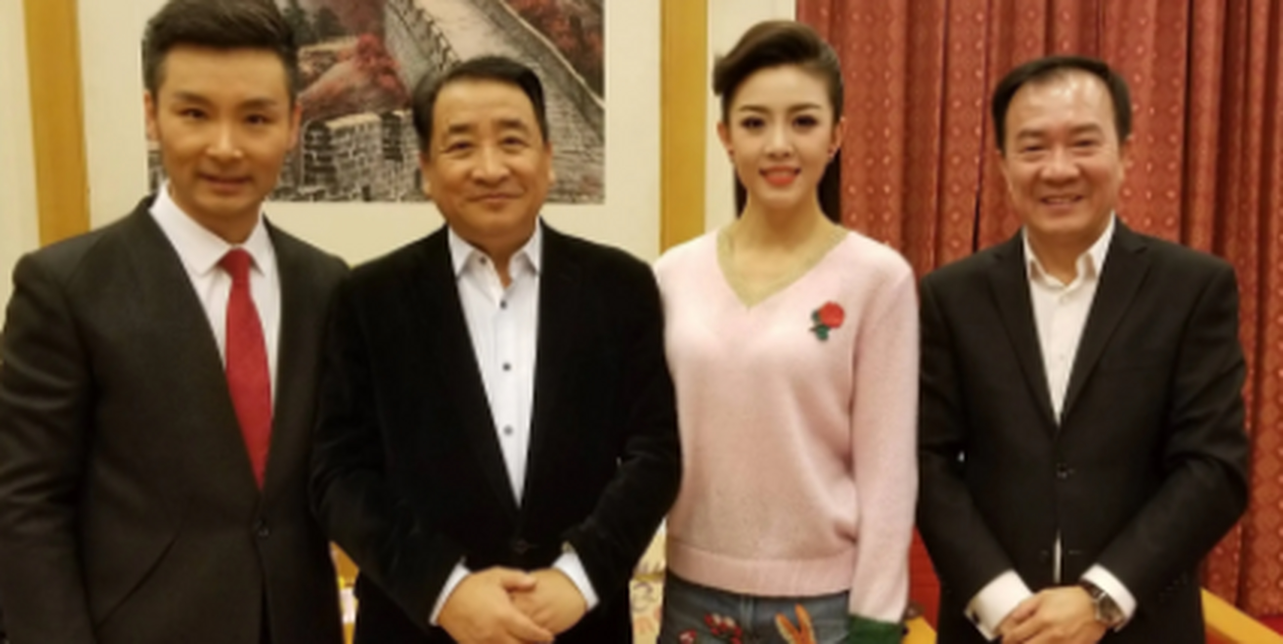 刘和刚携妻战扬与众艺术家合影,世界小姐出身的战扬颜值非常高,化着