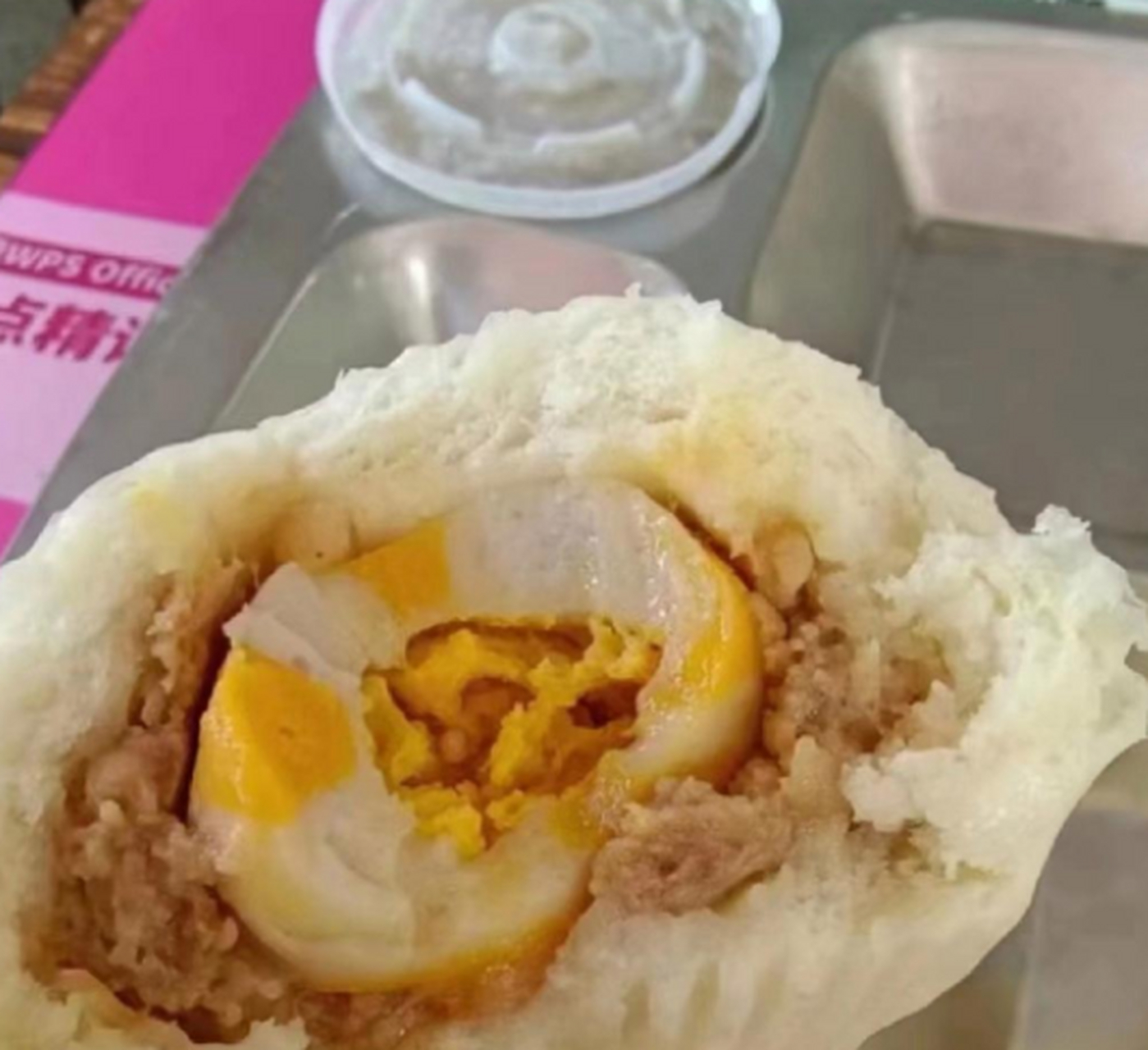 学校饭堂新出的蟹黄包,有蟹丸有肉,是包子!