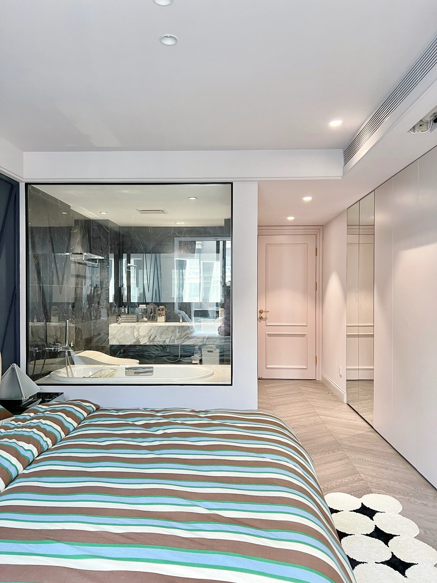 还玻璃隔断卧室卧室透明厕所装修主卫与卧室玻璃墙两面玻璃的房间卫生