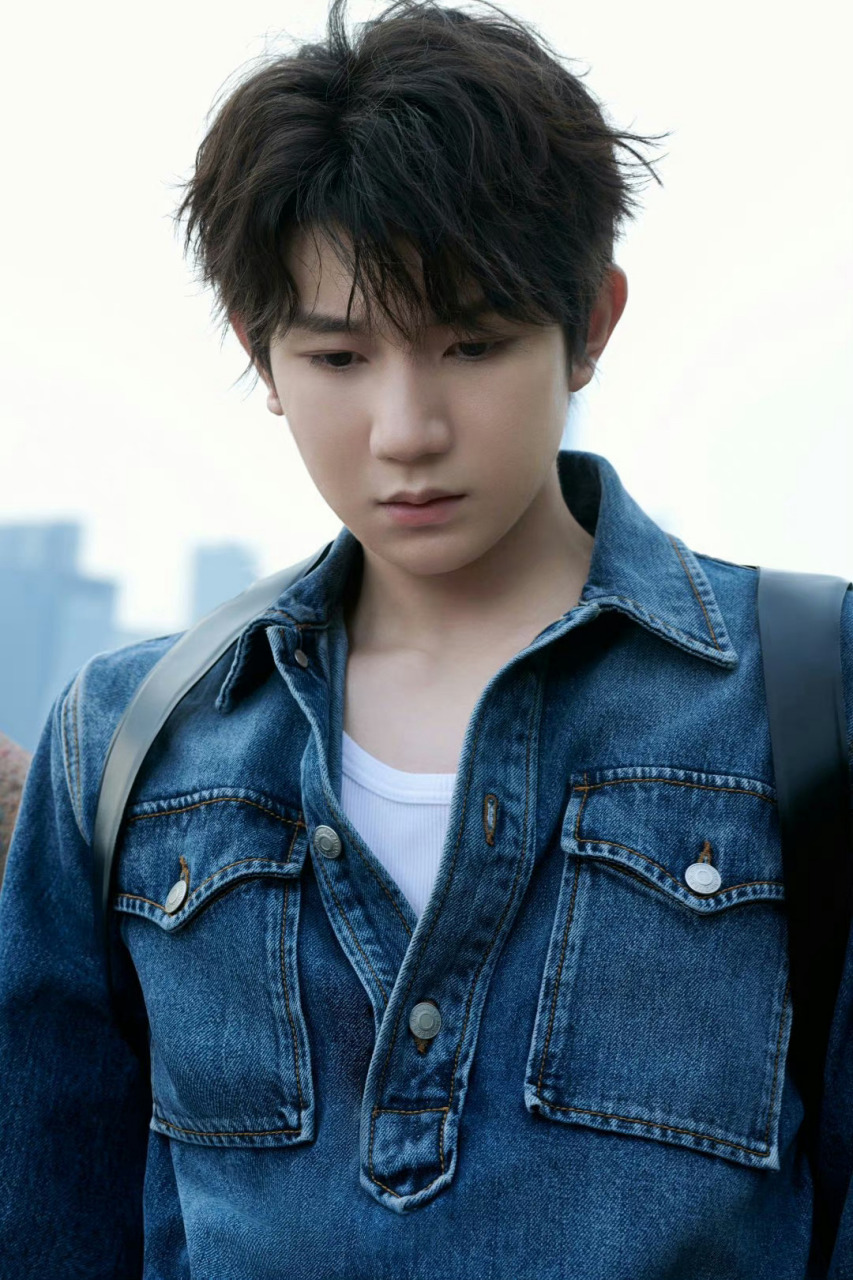 王源我想和你唱连体牛仔套装造型连体牛仔套装造型好帅啊!