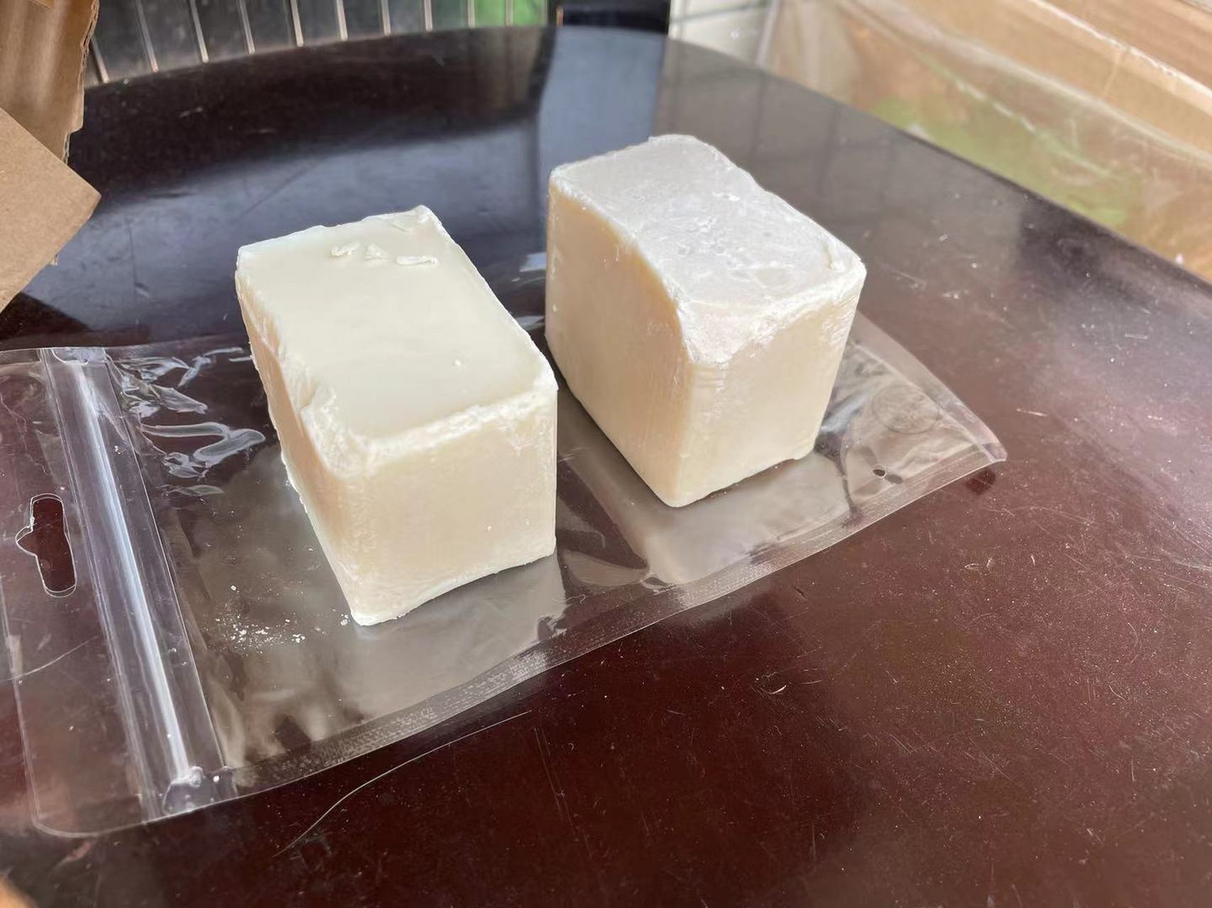 花生油肥皂已经在晾了,比昨天干了好多,等待ph试纸中,希望不会翻车[大