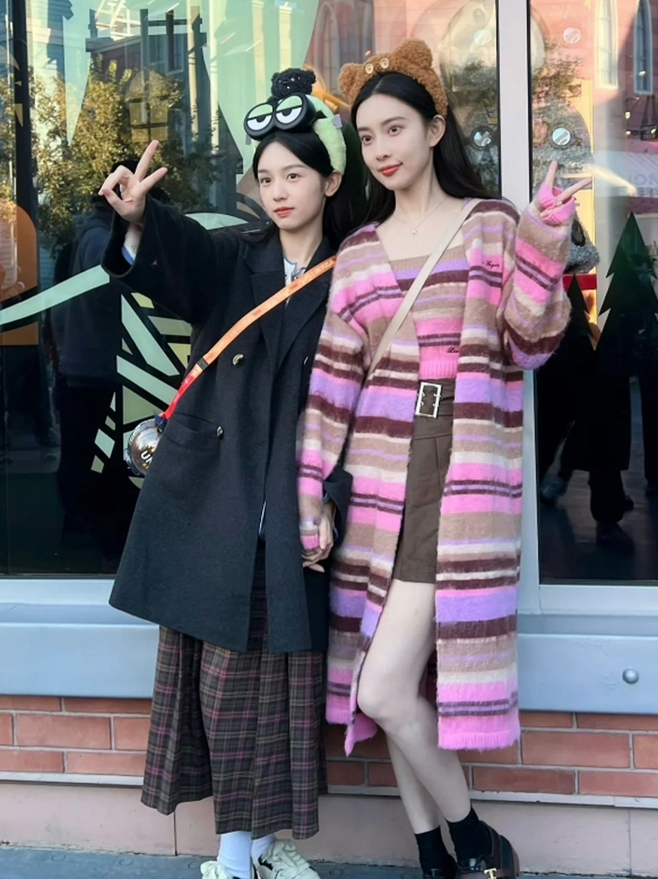 周也孟子义环球"约会" ,穿搭分享 看到她俩一起去环球的照片啦 周公