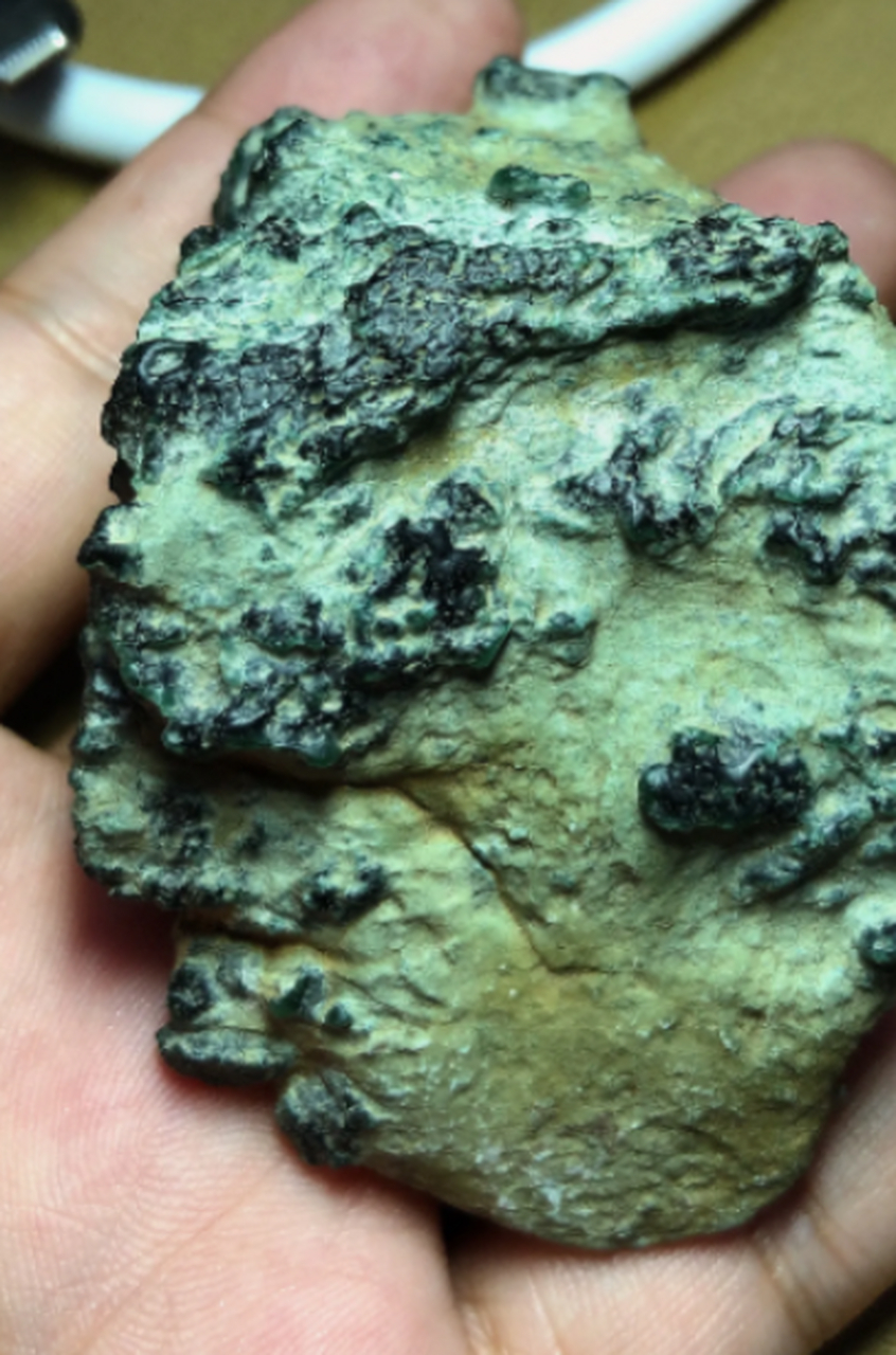 点击头像看直播##翡翠原石#32克南齐脱沙冰老蓝水,起胶起荧,罡味首沣