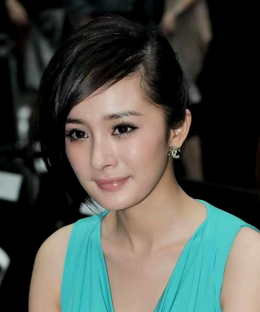 杨幂早年常化烟熏妆,虽然美丽动人,但总让人感觉有些浓妆艳抹的气息.