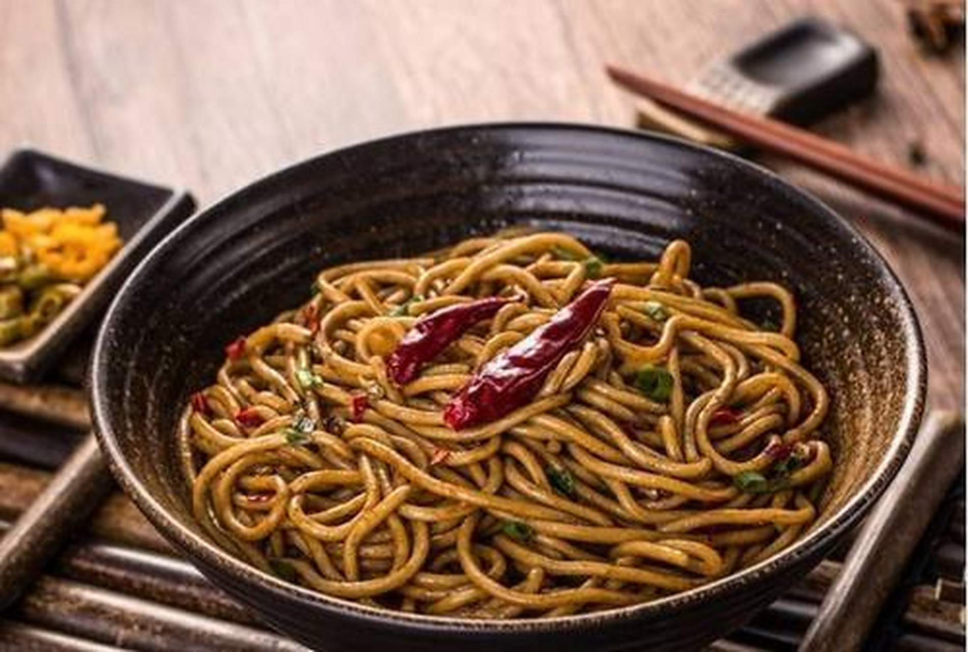 热干面的面条纤细根根有筋力,色泽黄而油润,滋味鲜美.