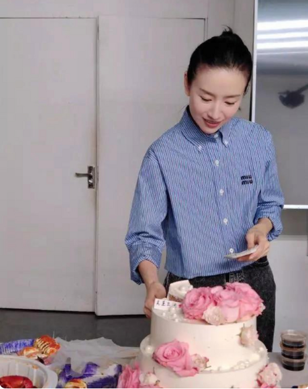 董洁晒照庆43岁生日,肤白貌美甜如少女,与潘粤明和解后更迷人.