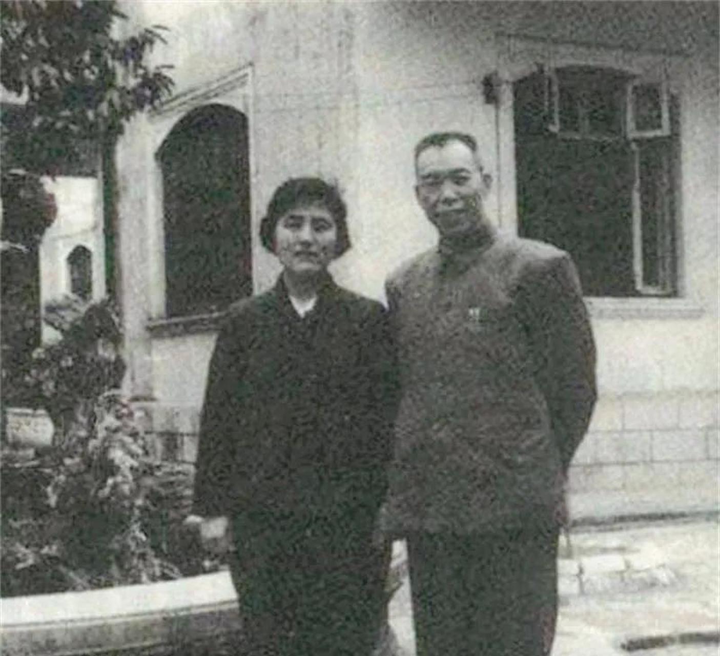 领动计划# 六十年代初,梁兴初将军与夫人任桂兰在一起的合影.