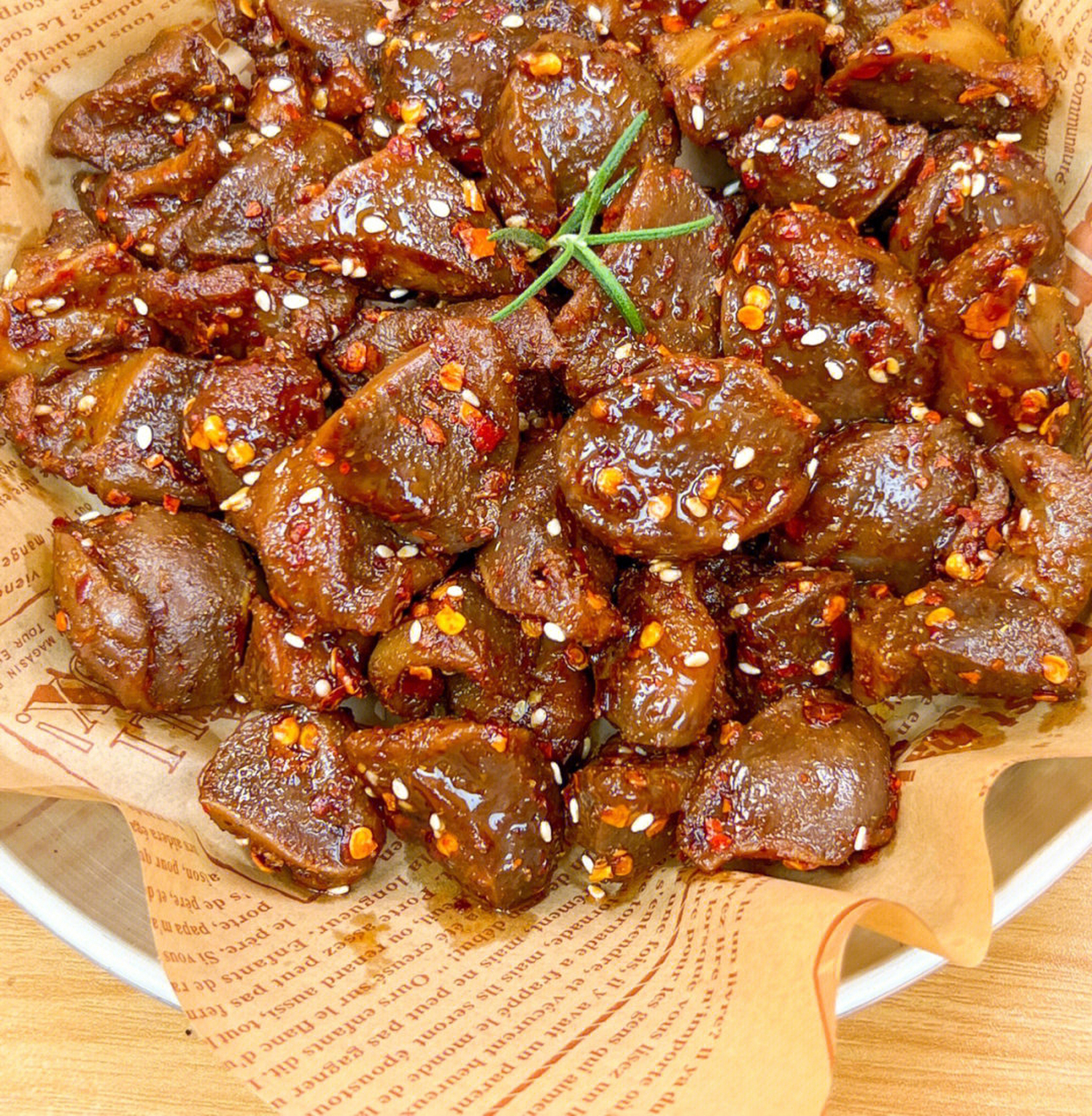 这个酒鬼鸡胗也太好吃了 食材:鸡胗500克,葱姜蒜, 做法:1,鸡胗洗净切