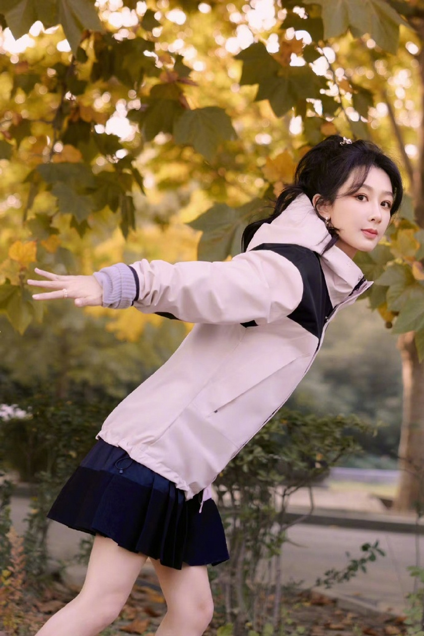 杨紫穿搭# 杨紫穿上日常的冲锋衣休闲造型,还挺好看的,特别的青聪显