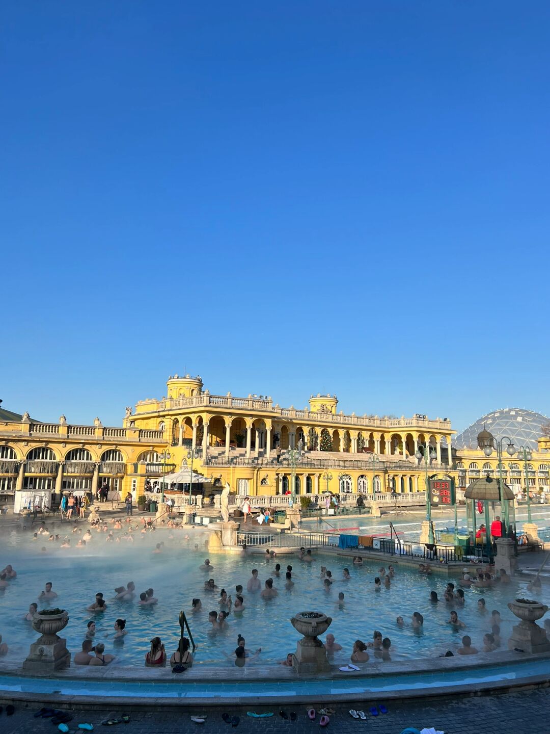 这个塞切尔温泉szechenyi thermal bath我看风评还是褒贬不一的