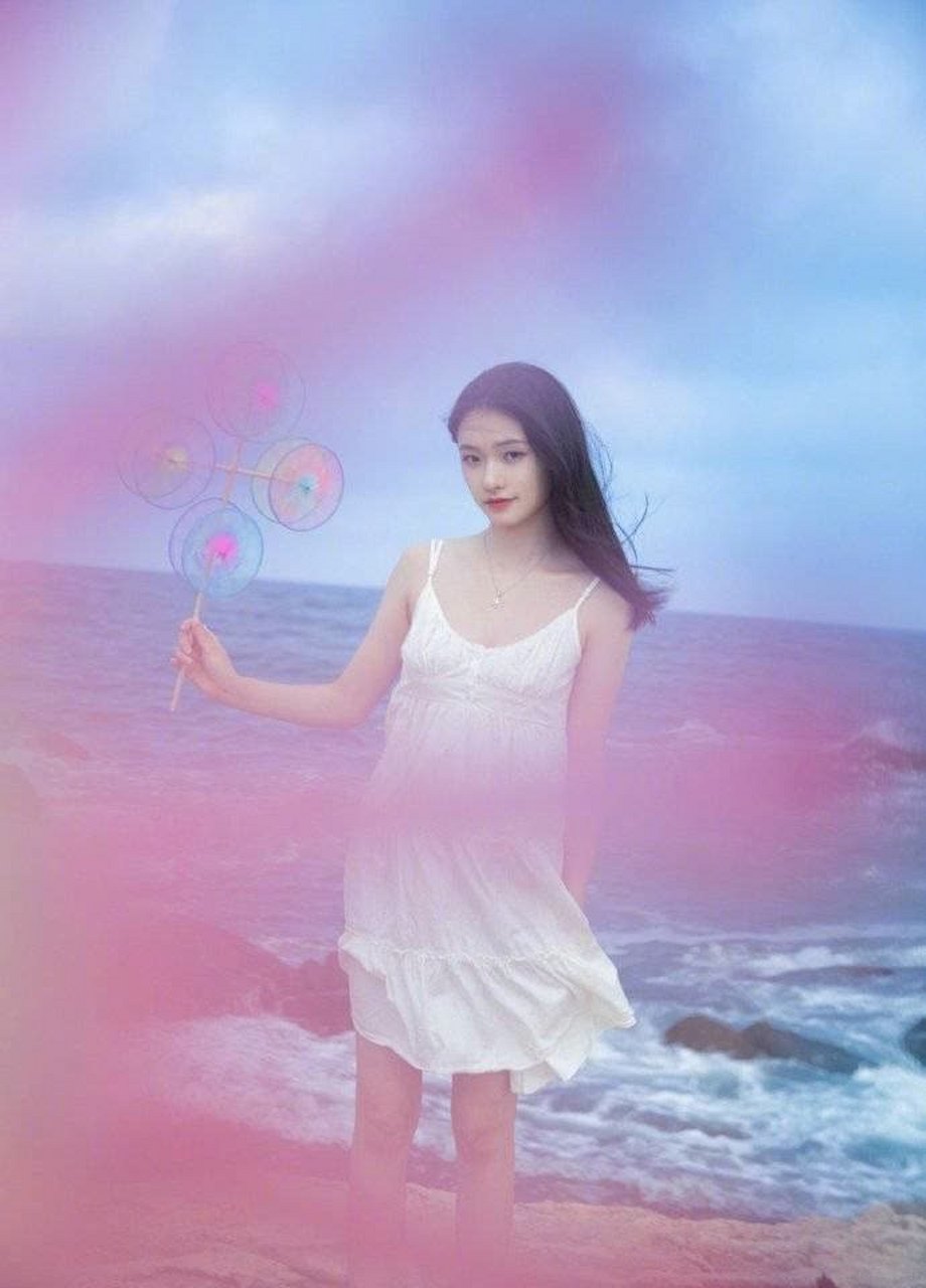 林允坐在礁石上再现"美人鱼",回眸笑容甜美   林允晒出了一组在海边的