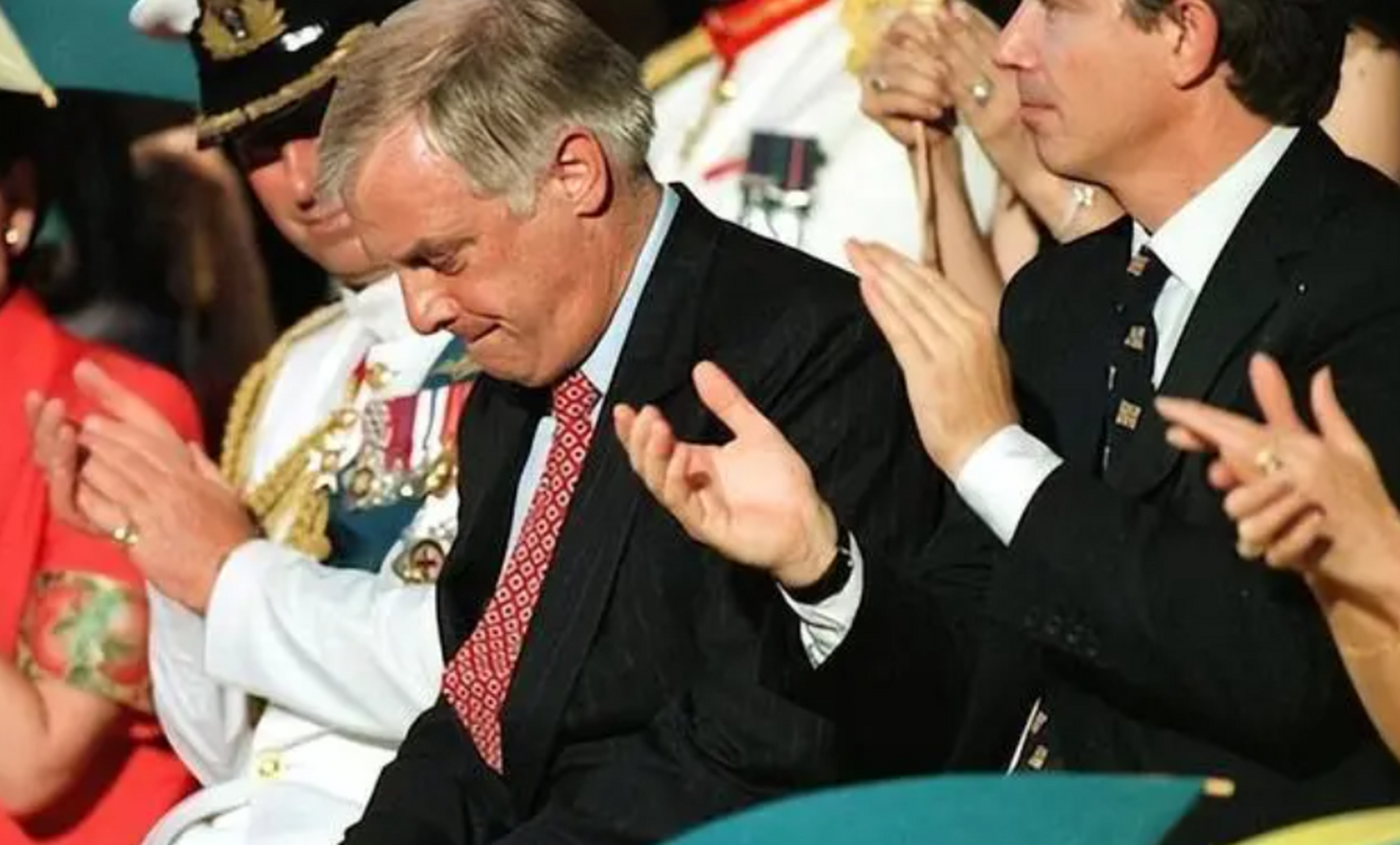 1997年,香港回归,在交接仪式上,"末代港督"彭定康的三个女儿,流下了