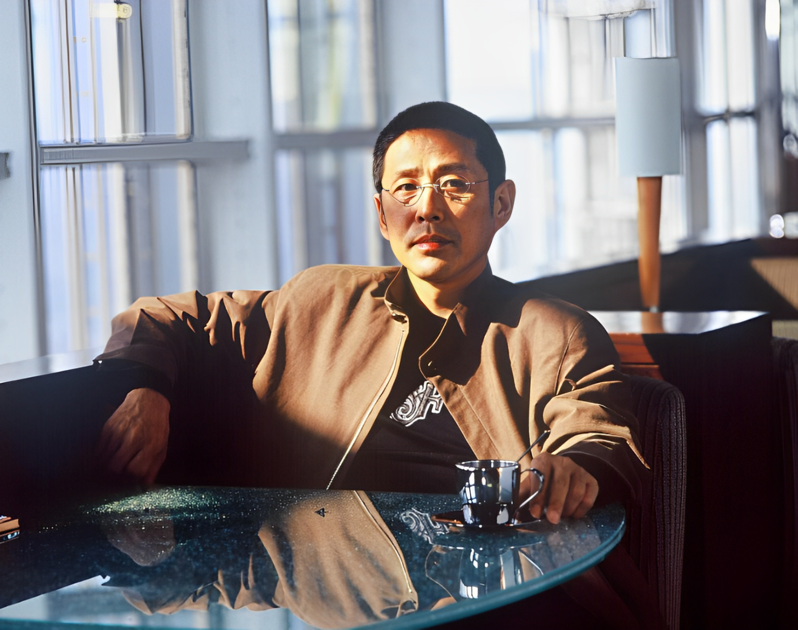 1981,陈道明出演话剧的珍贵照片,此时的他只有26岁,但看起来还要年轻